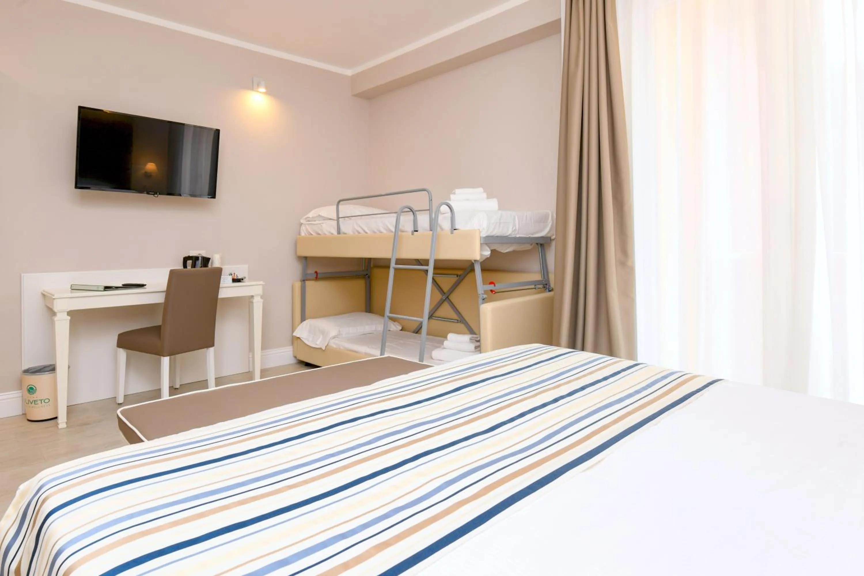 bunk bed, Bed in Hotel Oliveto