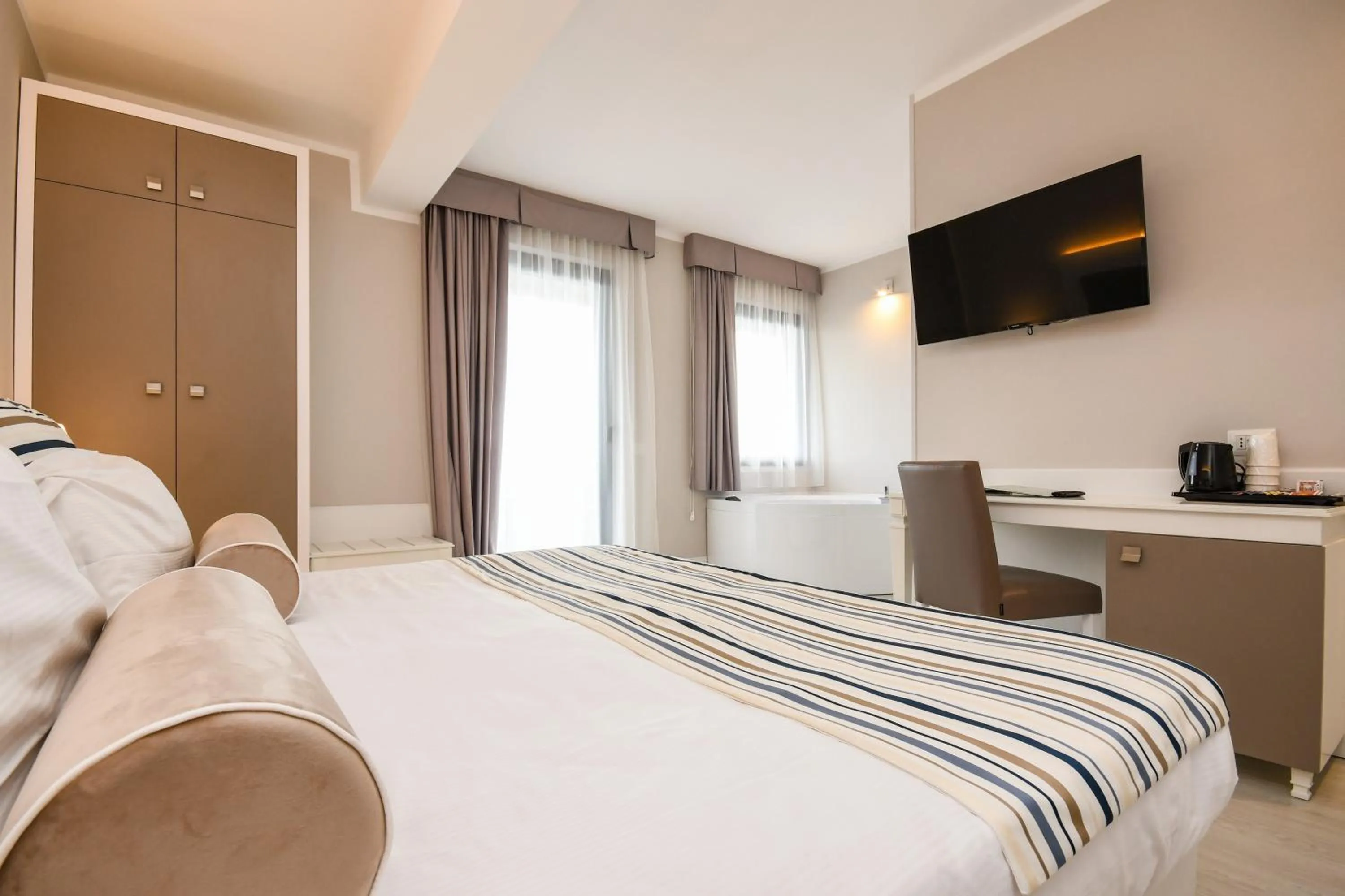 Hot Tub, Bed in Hotel Oliveto