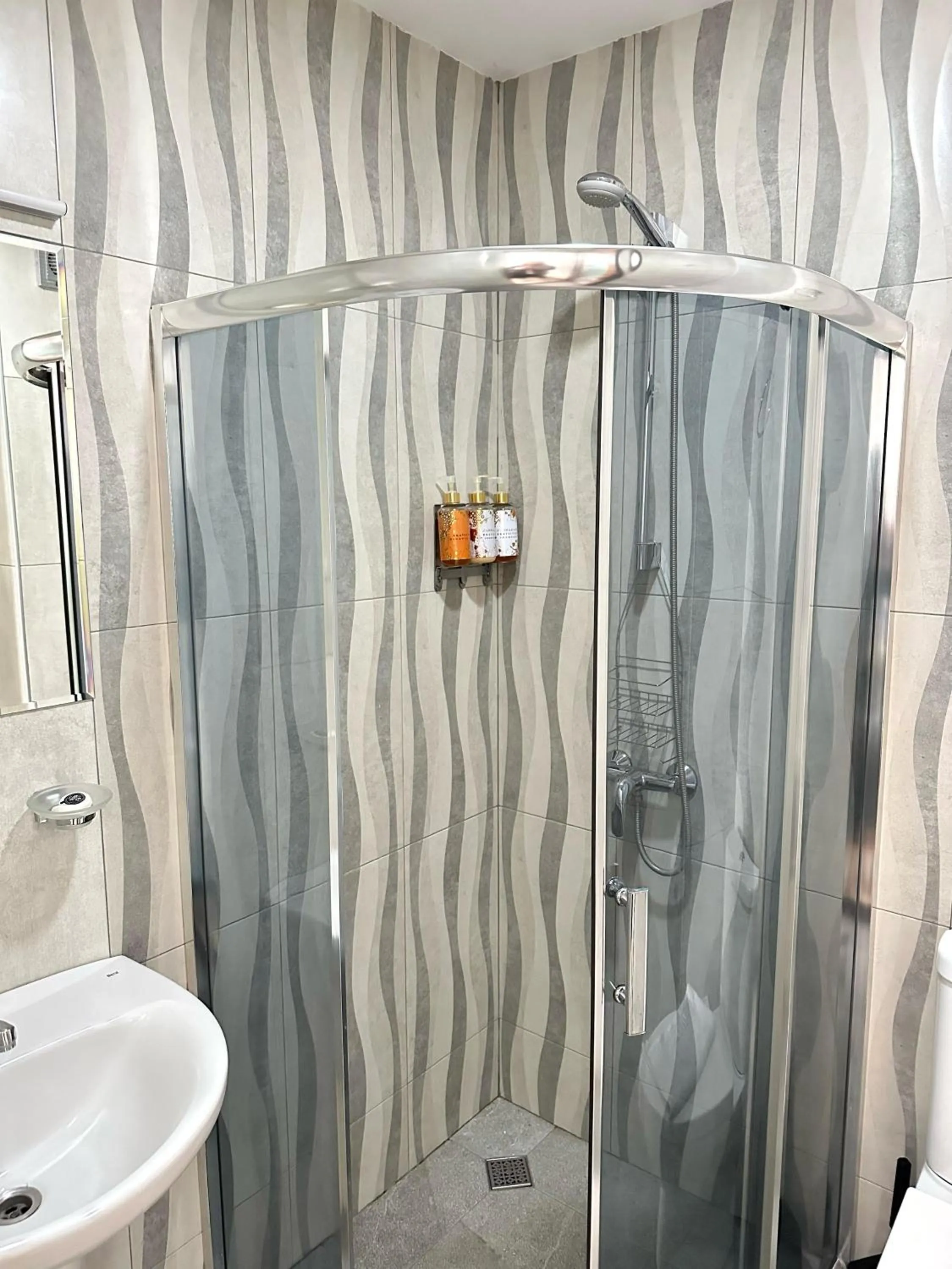 Shower in Hotel Aira Plaza