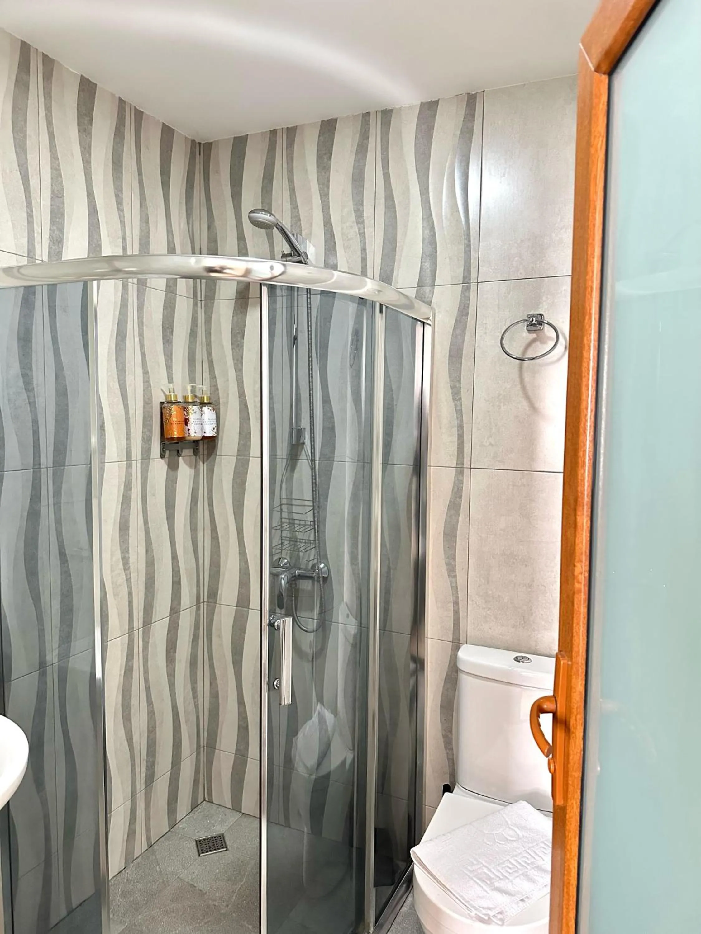 Shower in Hotel Aira Plaza