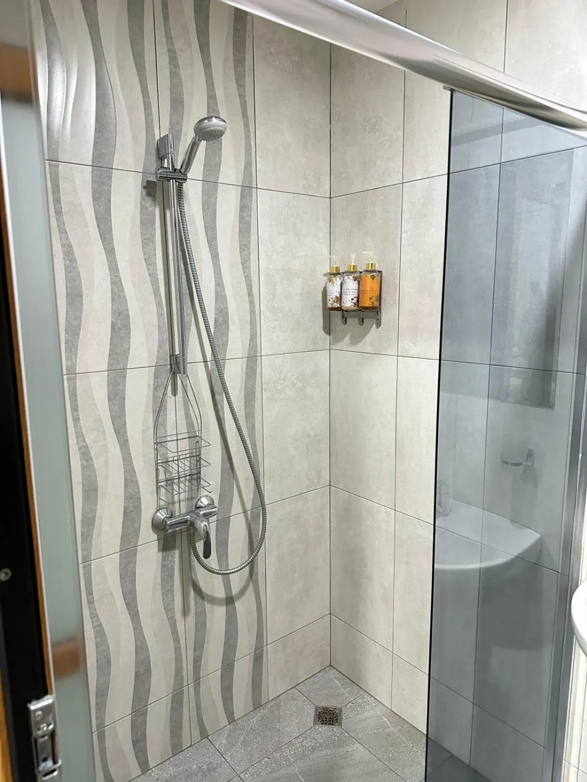 Shower in Hotel Aira Plaza