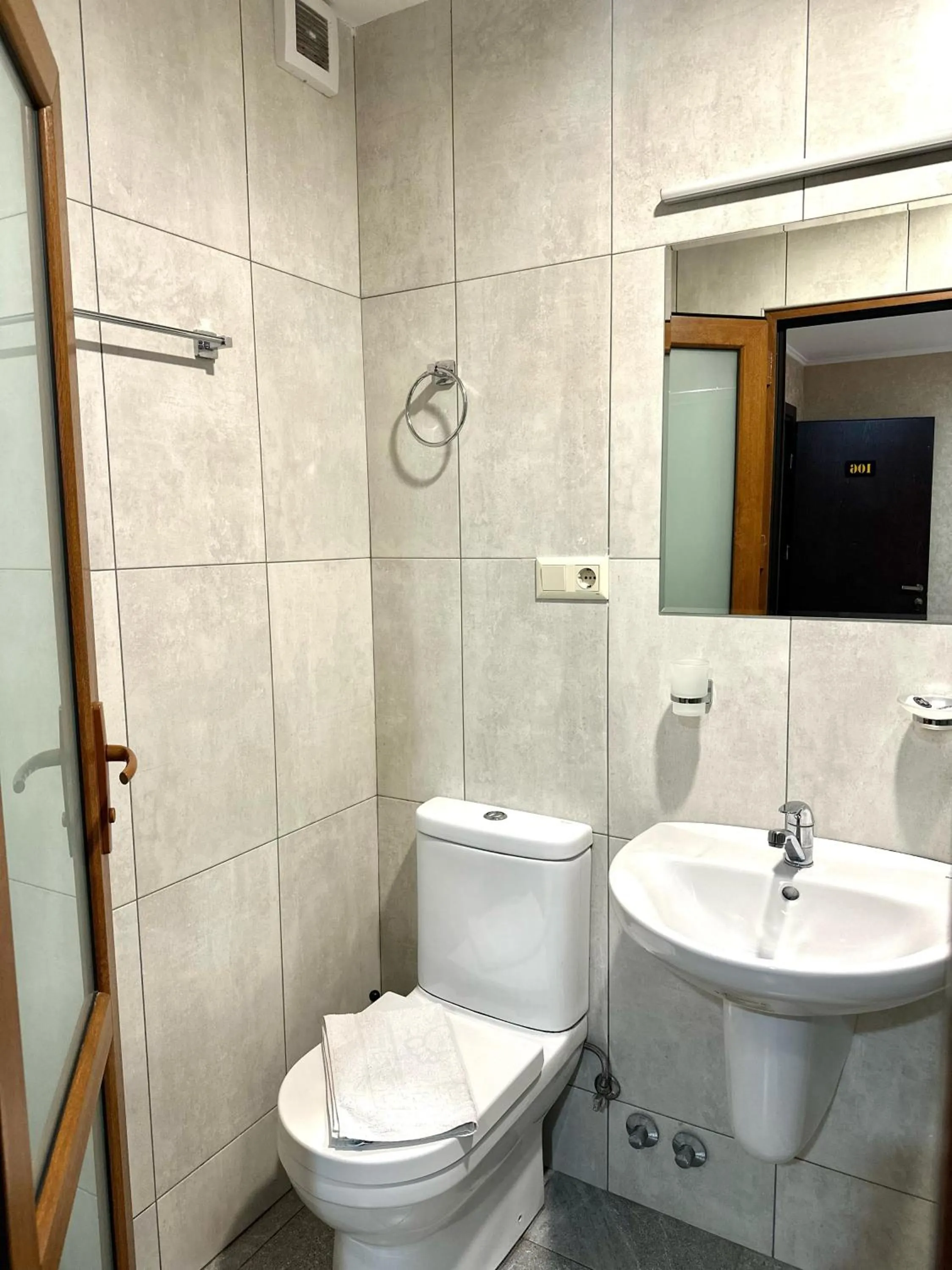 Shower in Hotel Aira Plaza