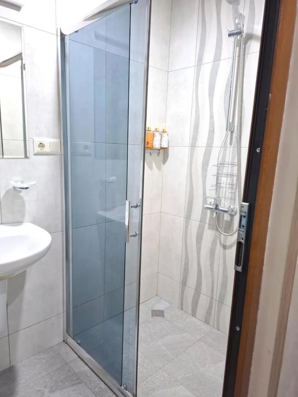 Shower in Hotel Aira Plaza