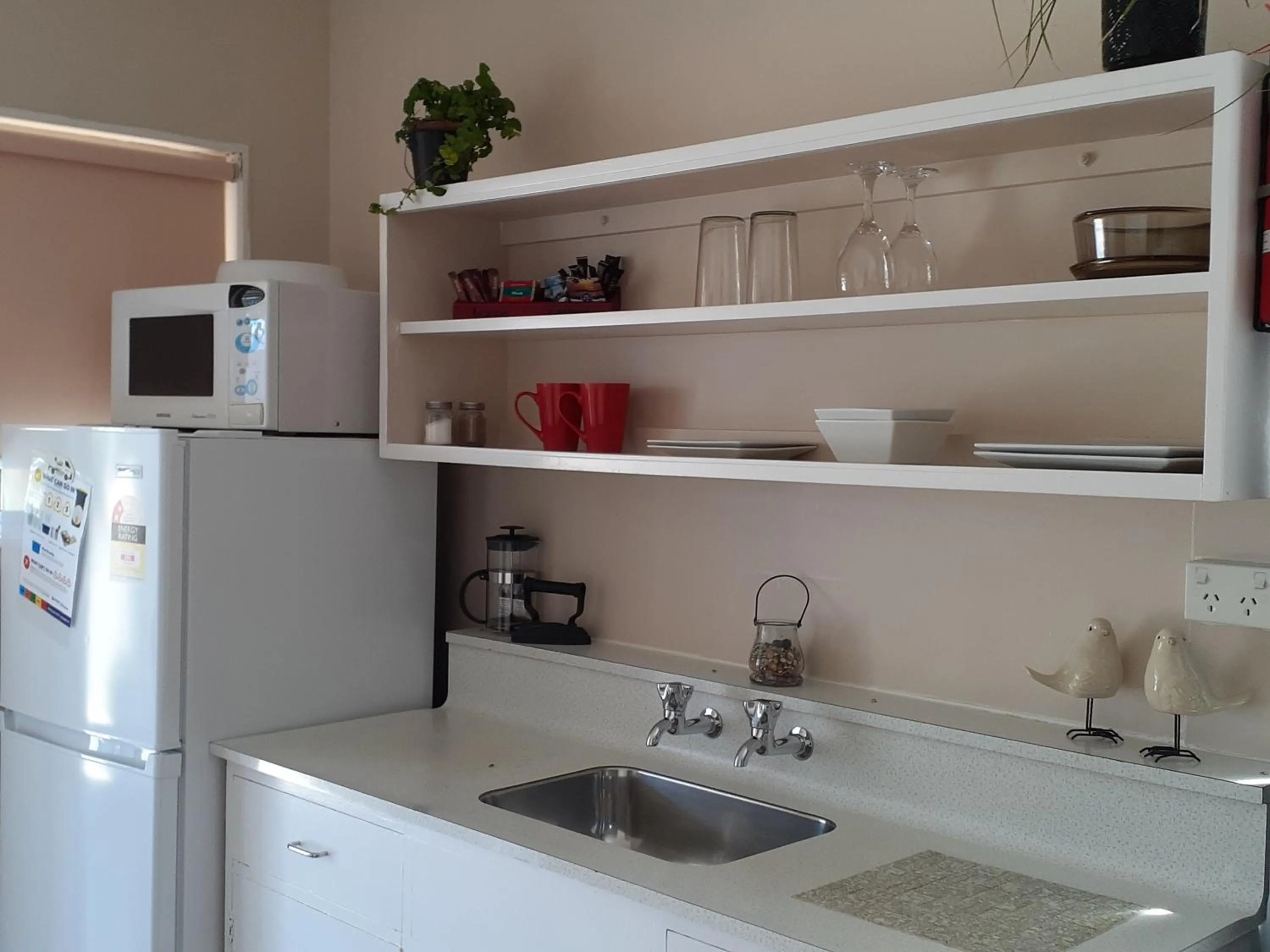 Kitchen or kitchenette in Golden Bay Motel