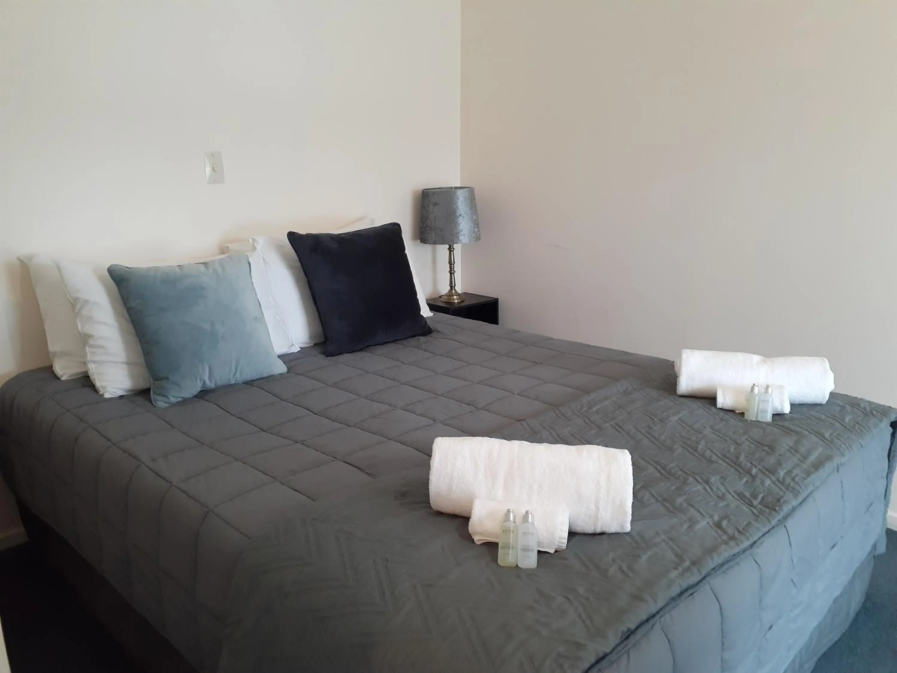 Bedroom, Bed in Golden Bay Motel