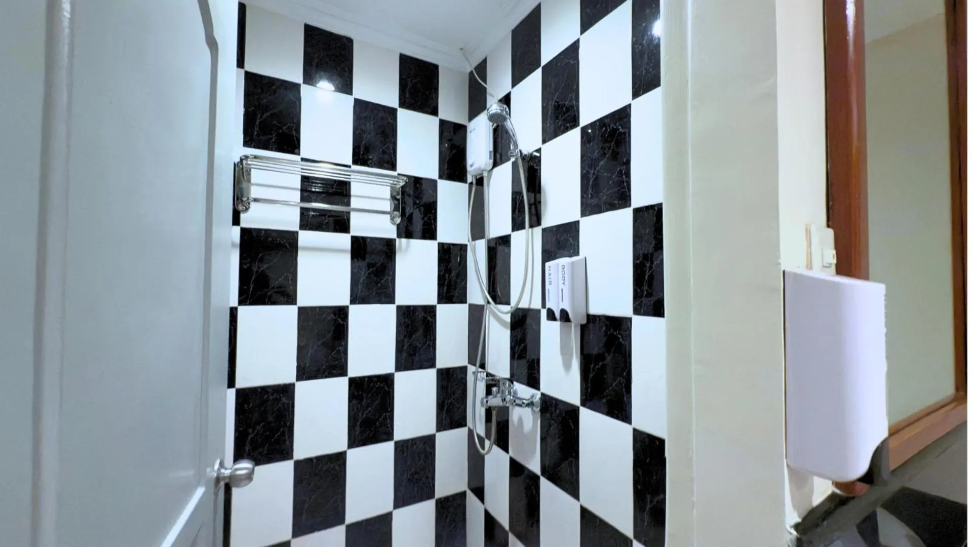 Shower in Whiterock Beach Hotel and Waterpark