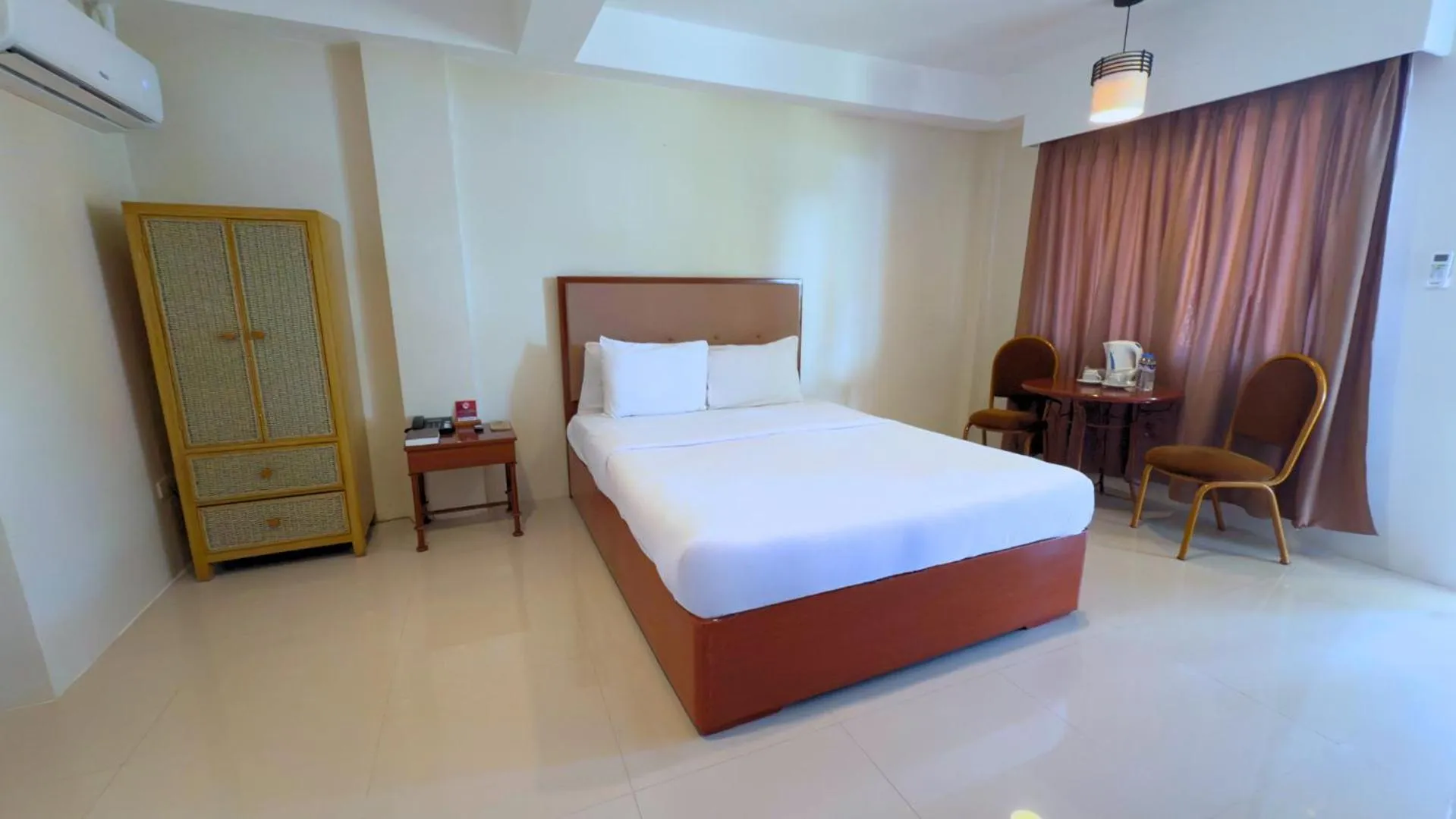 Bedroom, Bed in Whiterock Beach Hotel and Waterpark