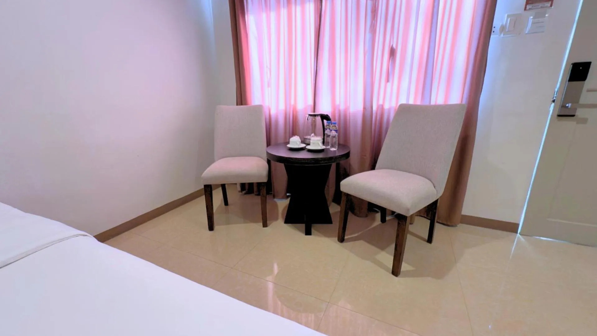 Seating area, Bed in Whiterock Beach Hotel and Waterpark