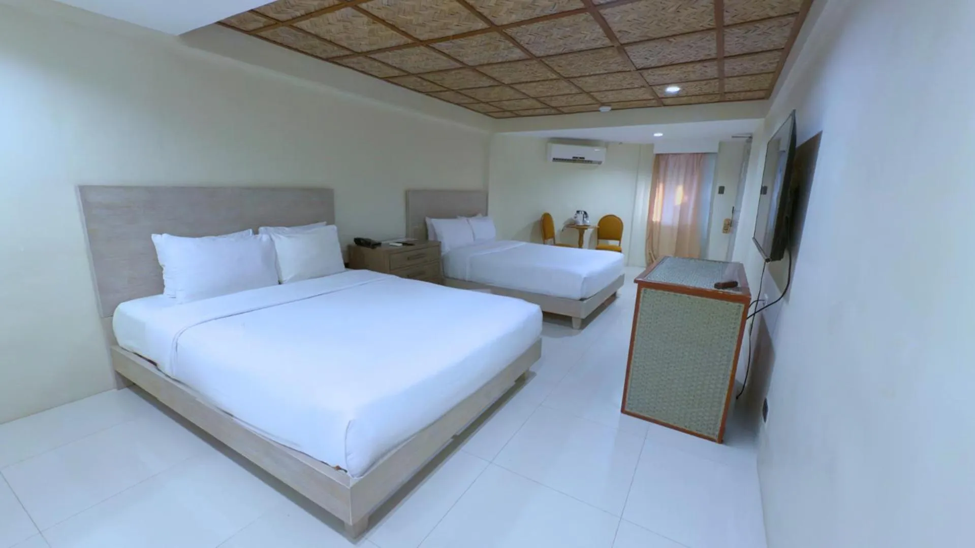 Bedroom, Bed in Whiterock Beach Hotel and Waterpark