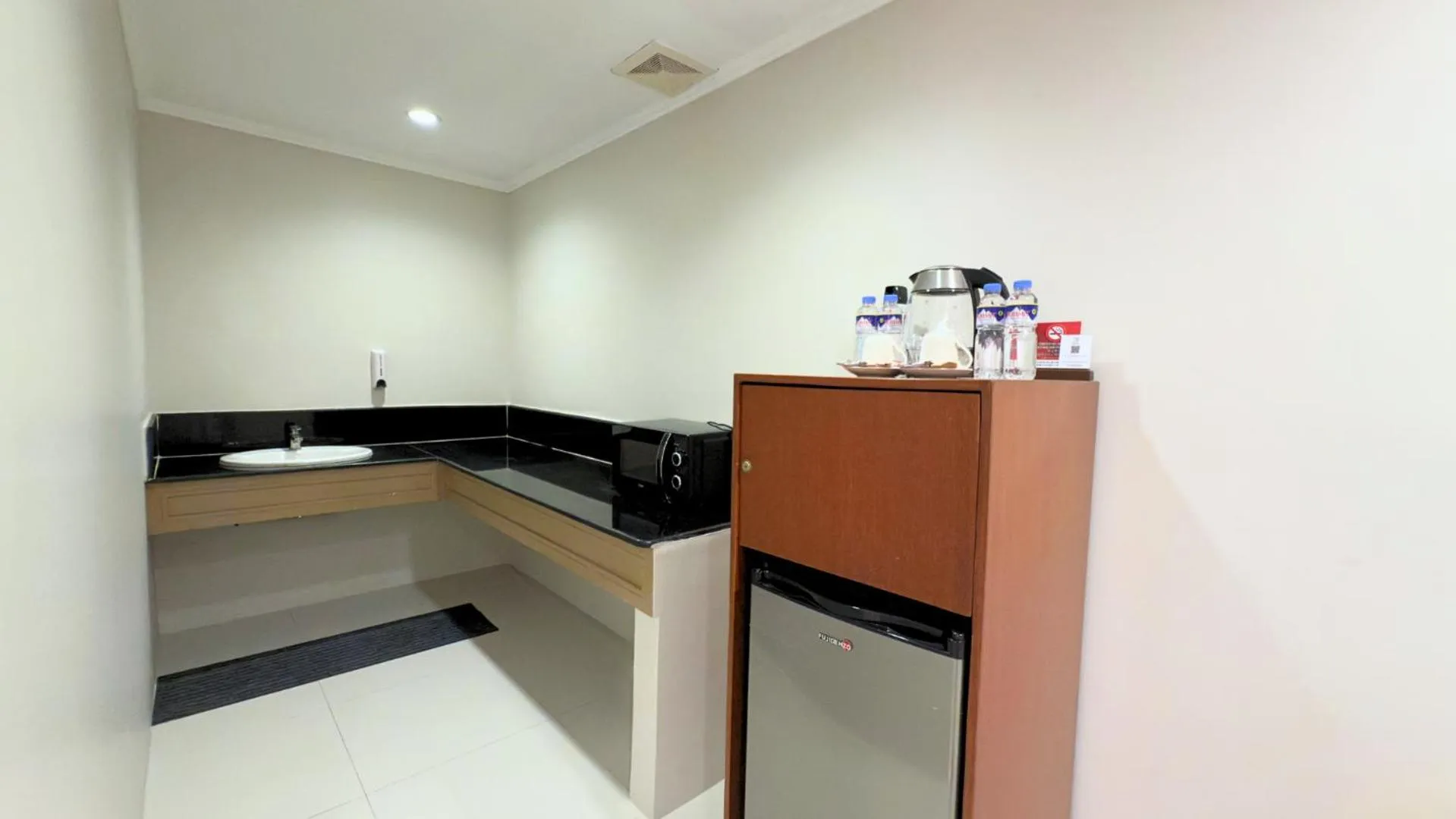 Kitchen or kitchenette in Whiterock Beach Hotel and Waterpark