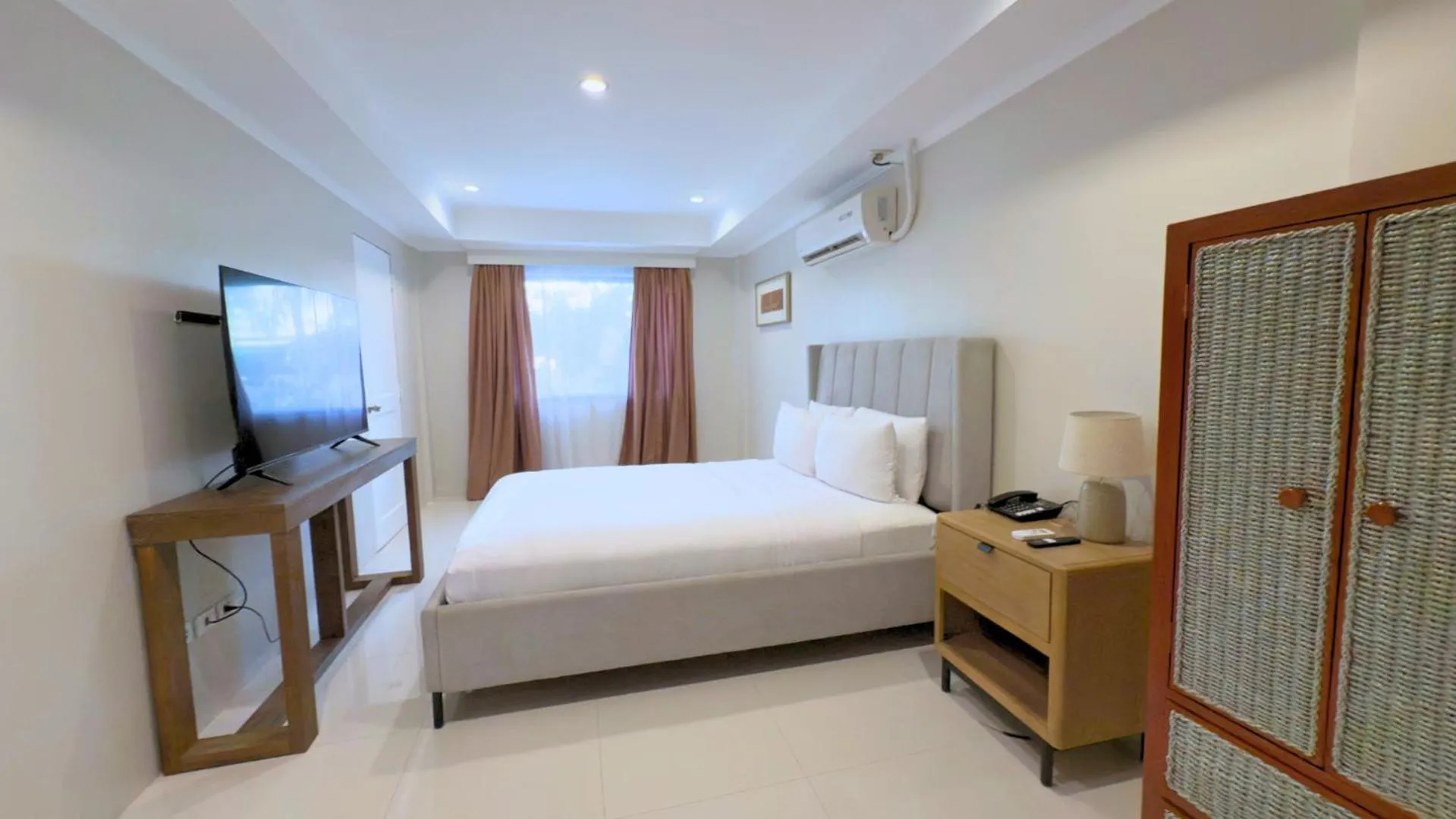 Bedroom, Bed in Whiterock Beach Hotel and Waterpark