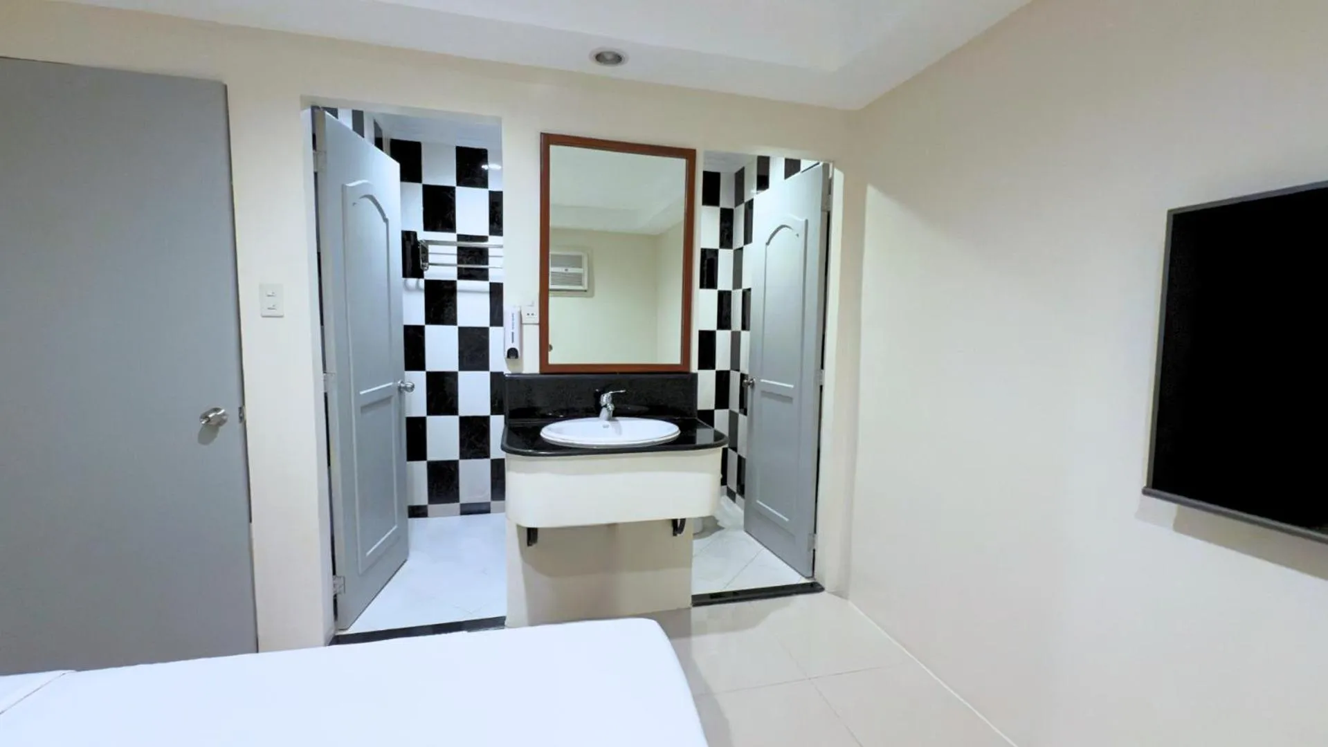 Bathroom, Bed in Whiterock Beach Hotel and Waterpark