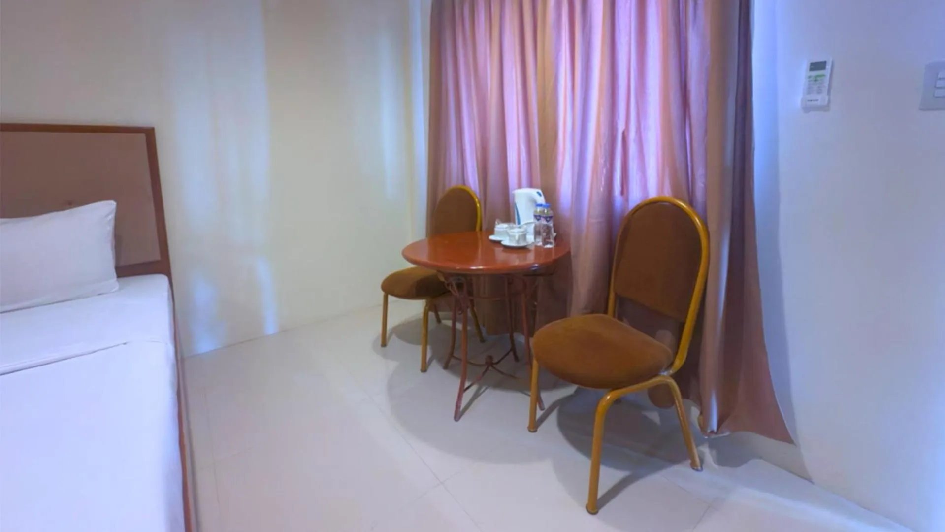 Seating area, Bed in Whiterock Beach Hotel and Waterpark