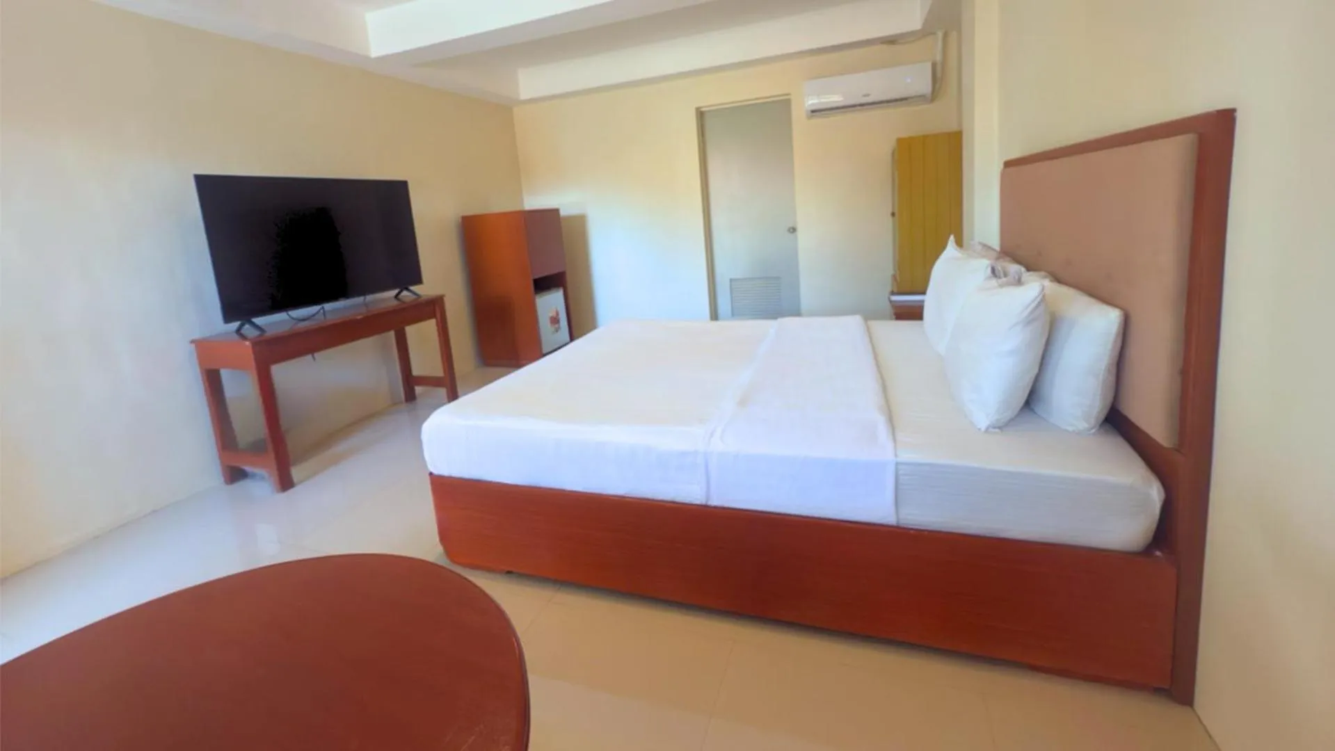 Bedroom, Bed in Whiterock Beach Hotel and Waterpark