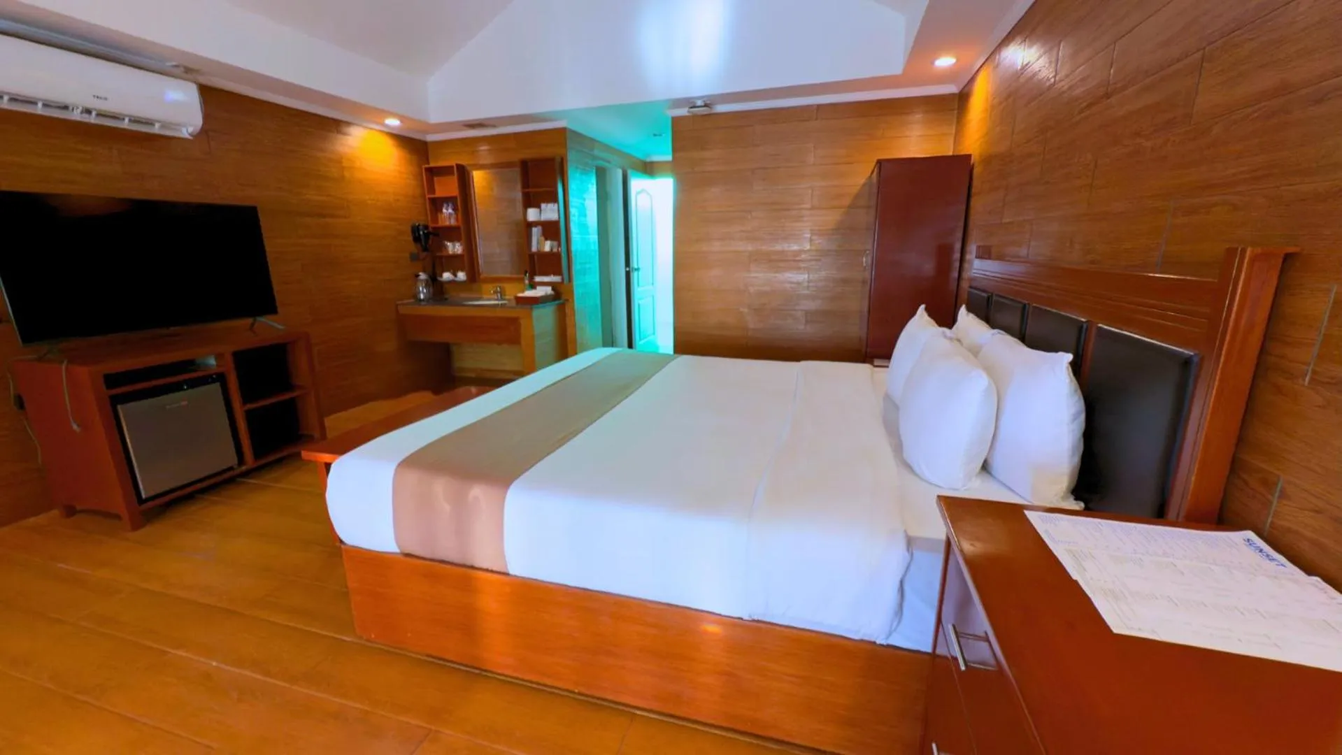 Bedroom, Bed in Whiterock Beach Hotel and Waterpark