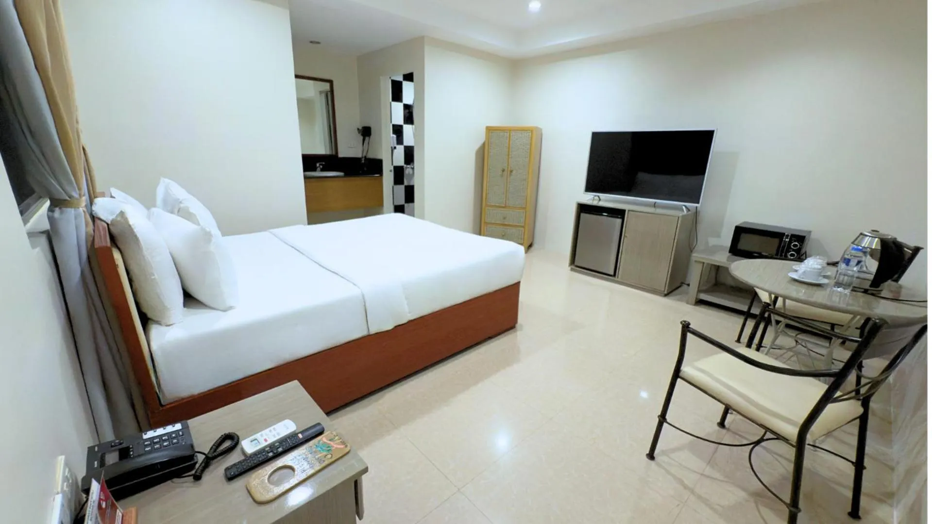 TV and multimedia, Bed in Whiterock Beach Hotel and Waterpark