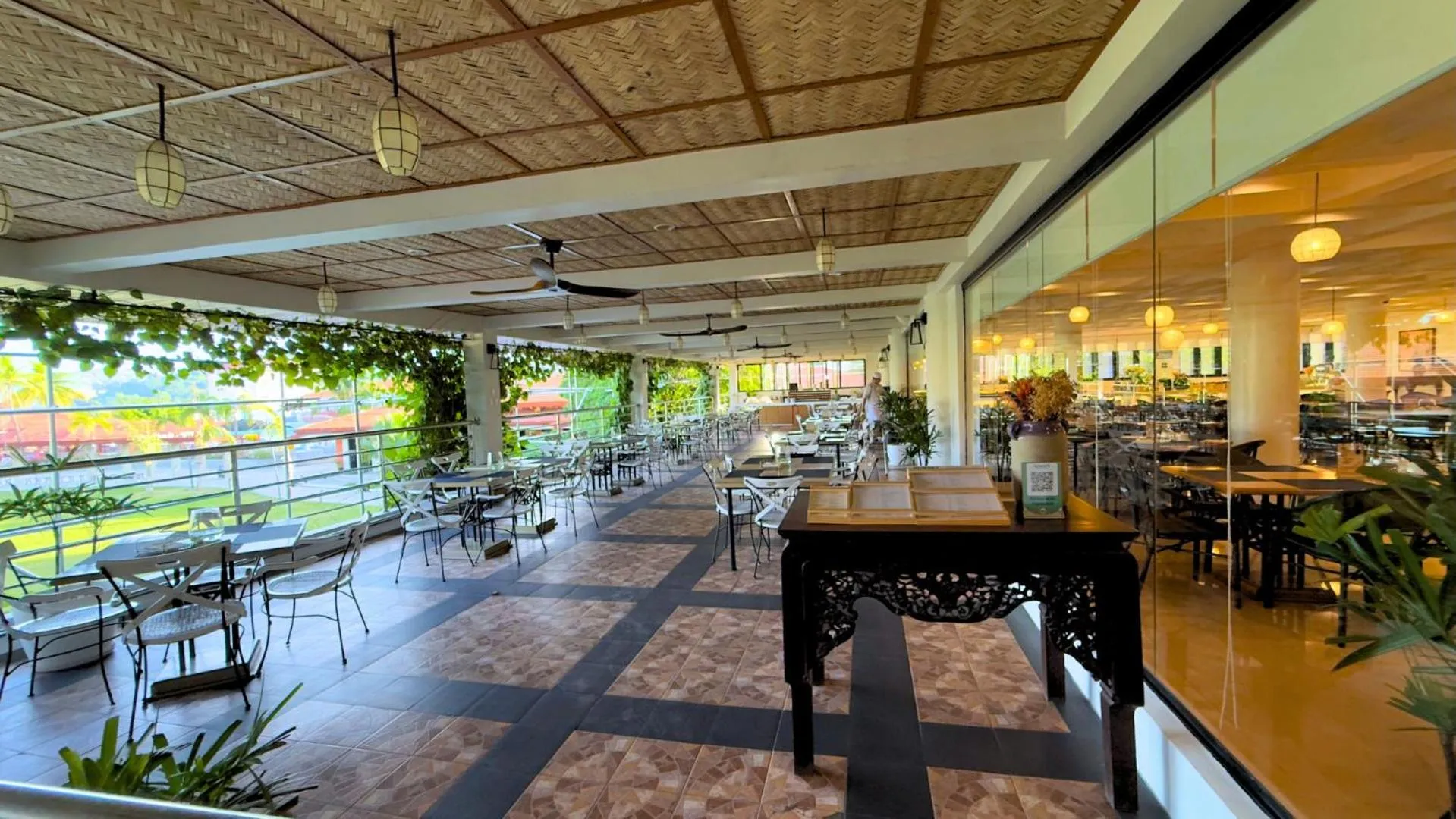 Restaurant/places to eat in Whiterock Beach Hotel and Waterpark