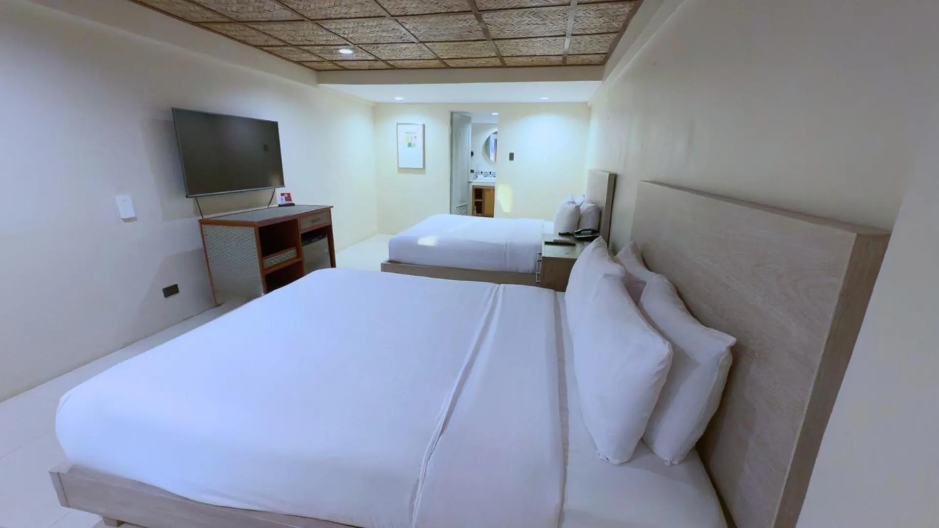 Bedroom, Bed in Whiterock Beach Hotel and Waterpark