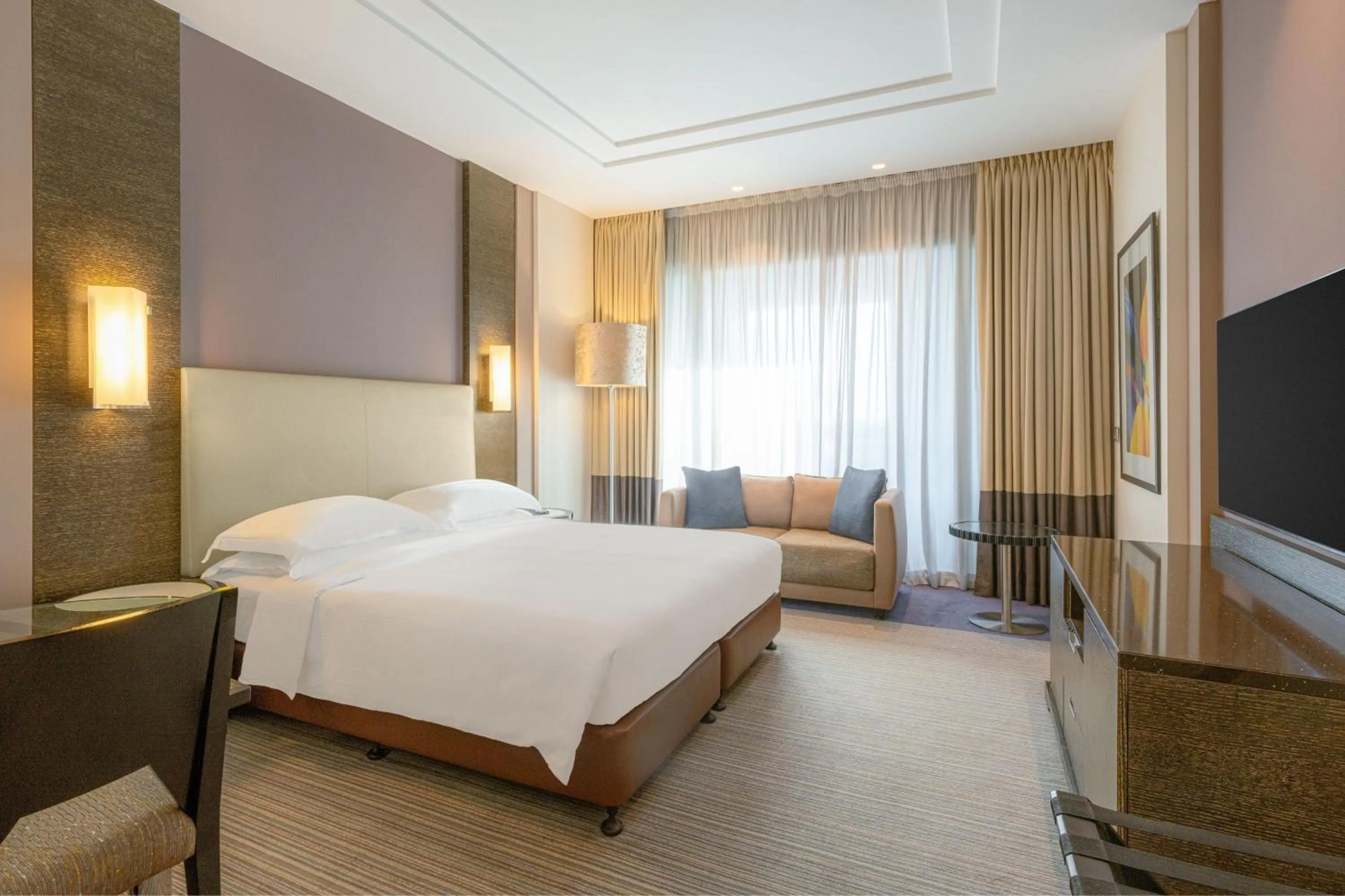 Photo of the whole room, Bed in Four Points by Sheraton Al Ain