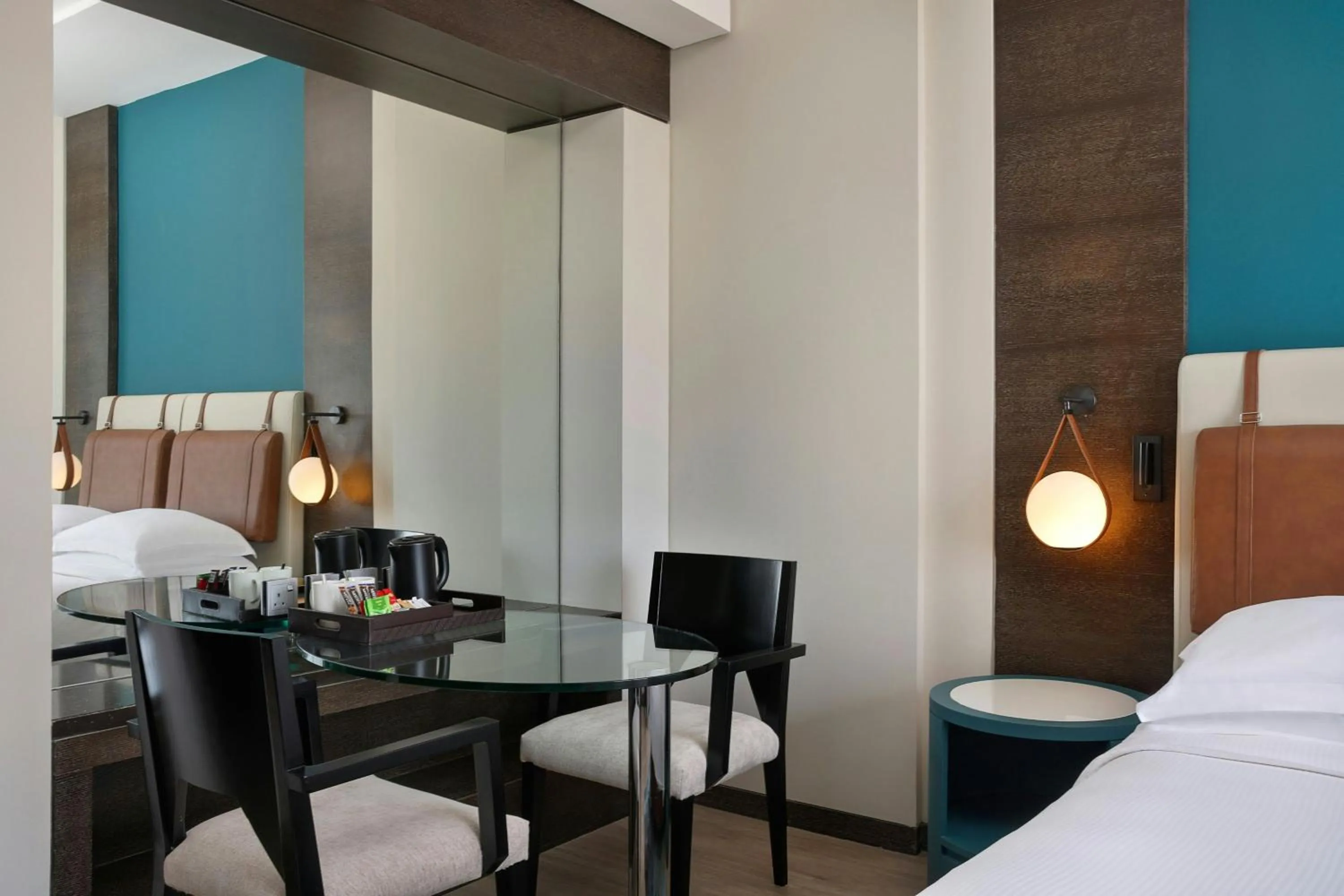 Photo of the whole room, Bed in Four Points by Sheraton Al Ain