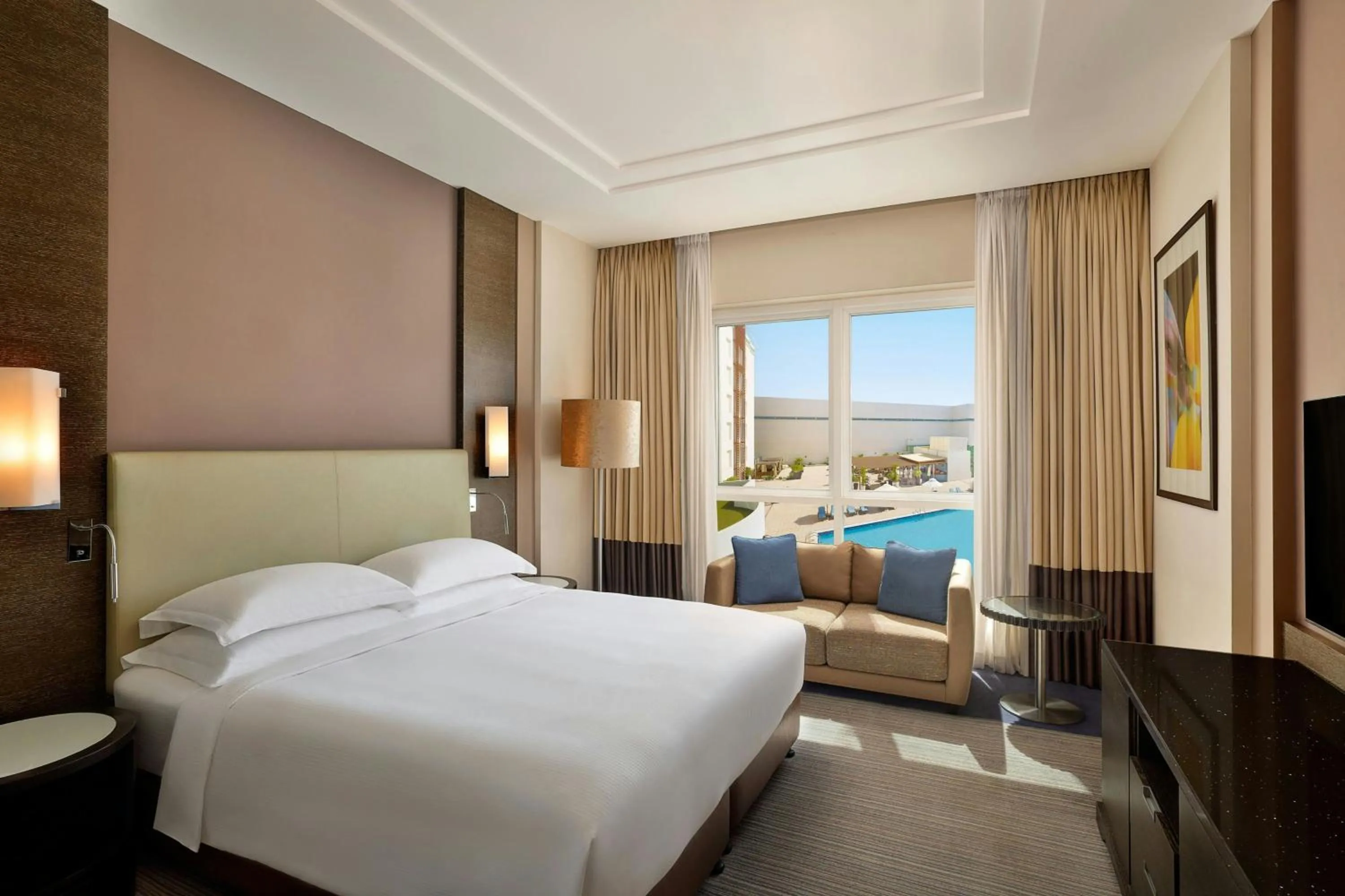 Kitchen or kitchenette, Bed in Four Points by Sheraton Al Ain