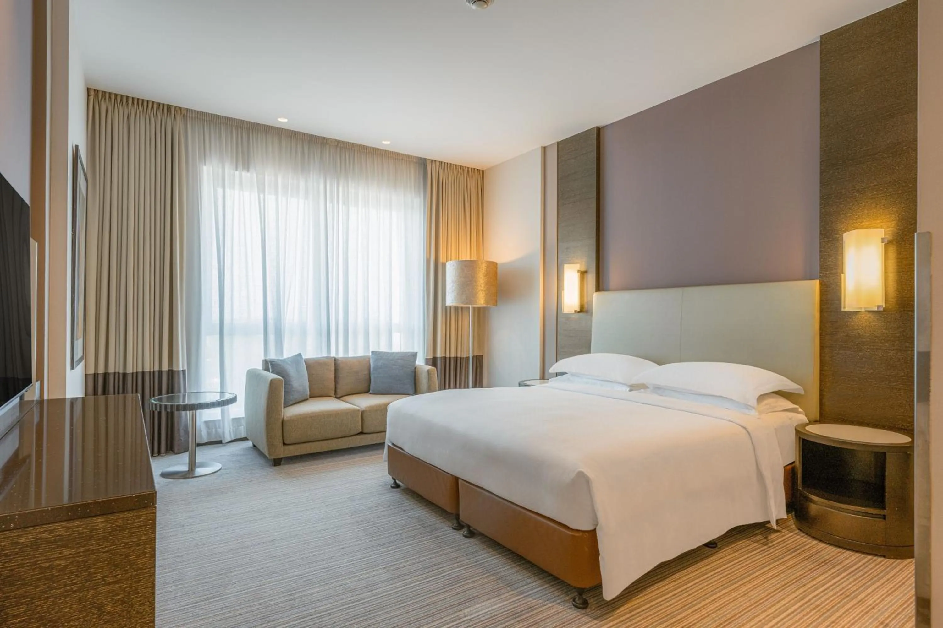 Photo of the whole room, Bed in Four Points by Sheraton Al Ain