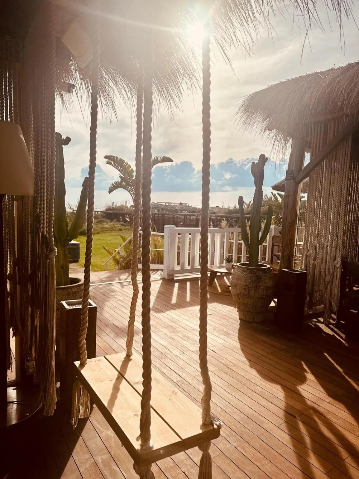 Restaurant/places to eat in Cumeja Beach Club & Hotel