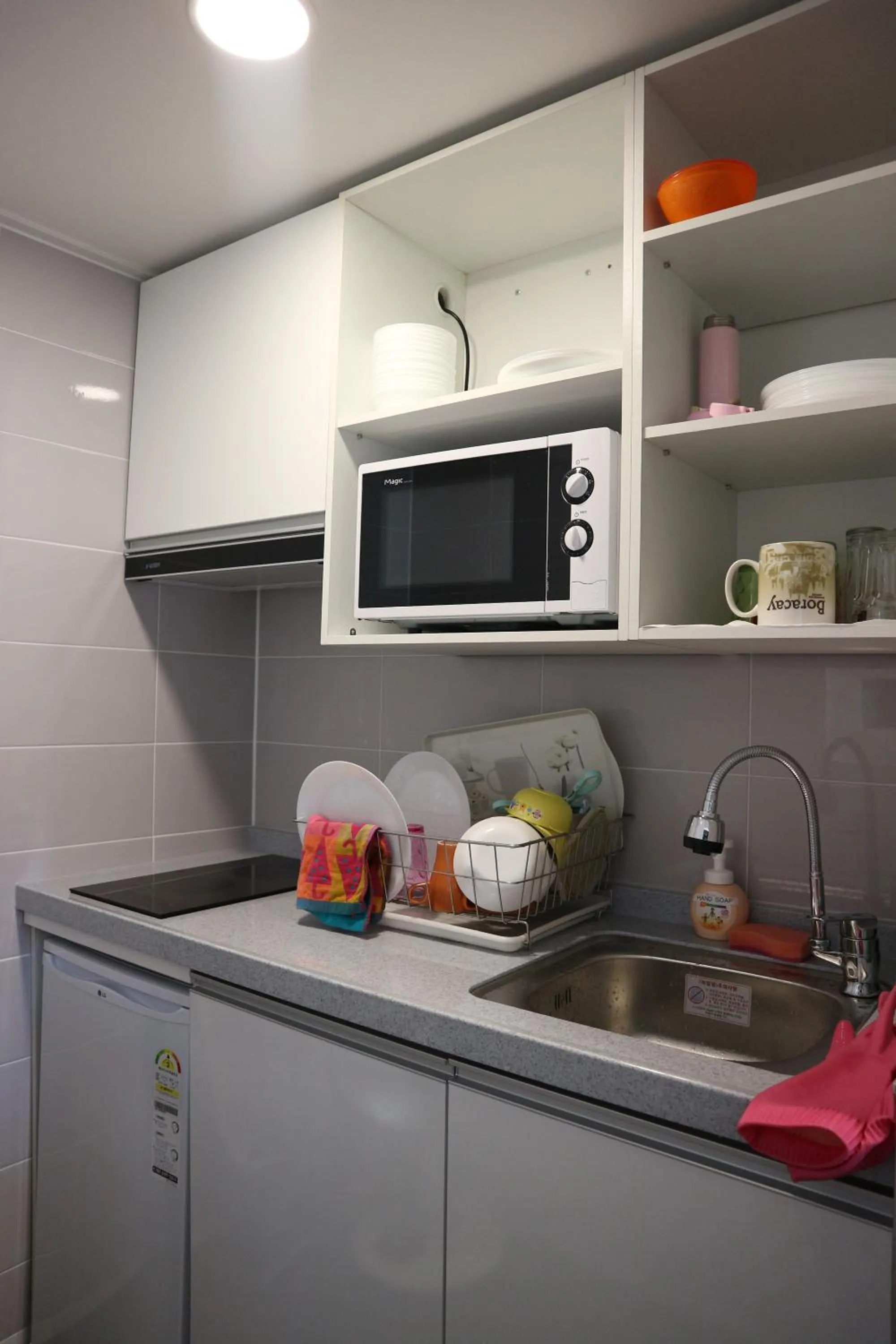 Communal kitchen in Zzzip Guesthouse in Hongdae