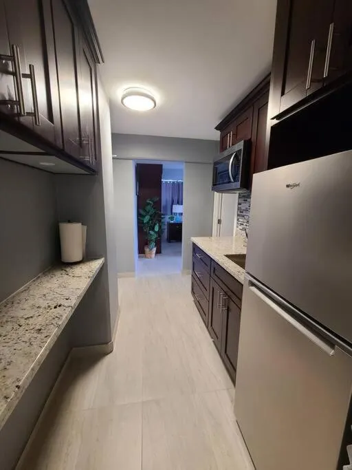 Lovely Condo 2 Bedrooms, 2 bathrooms, free 1 Parking at Waikiki Beach