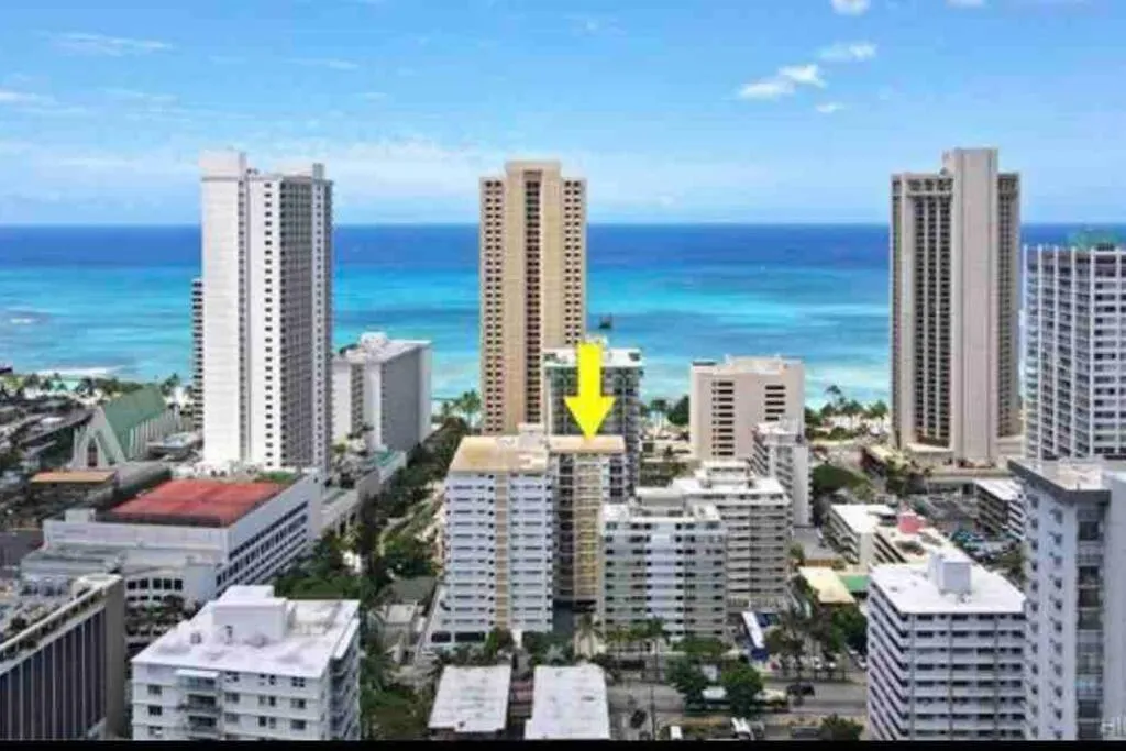 Lovely Condo 2 Bedrooms, 2 bathrooms, free 1 Parking at Waikiki Beach