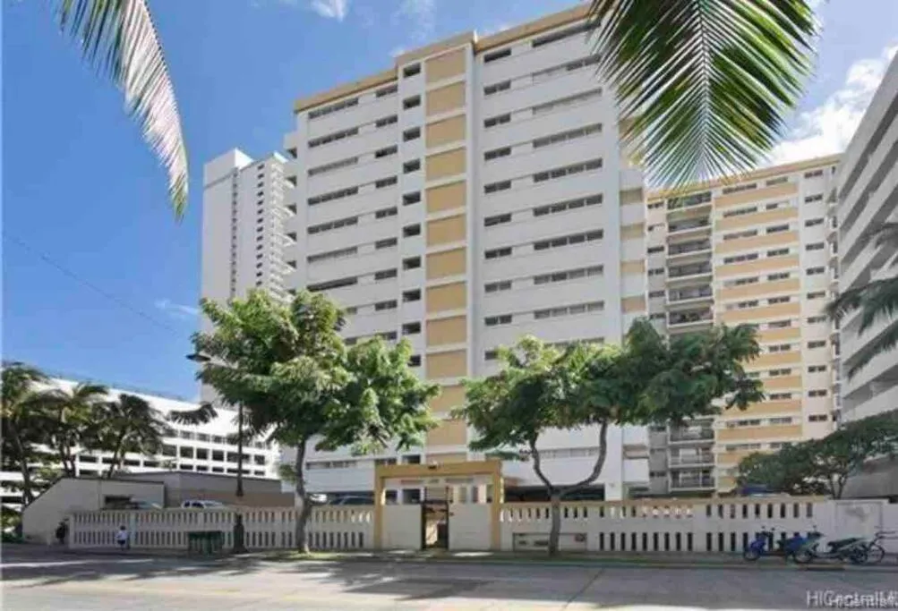 Lovely Condo 2 Bedrooms, 2 bathrooms, free 1 Parking at Waikiki Beach
