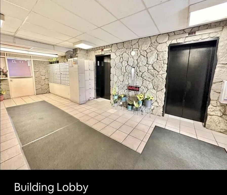 Lovely Condo 2 Bedrooms, 2 bathrooms, free 1 Parking at Waikiki Beach