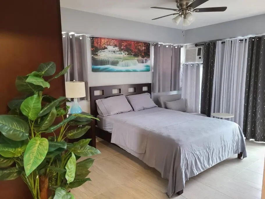 Bed in Lovely Condo 2 Bedrooms, 2 bathrooms, free 1 Parking at Waikiki Beach
