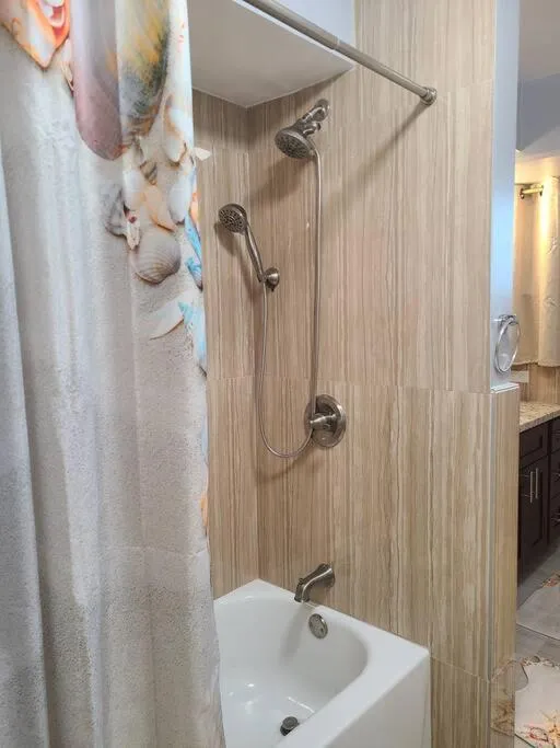 Lovely Condo 2 Bedrooms, 2 bathrooms, free 1 Parking at Waikiki Beach