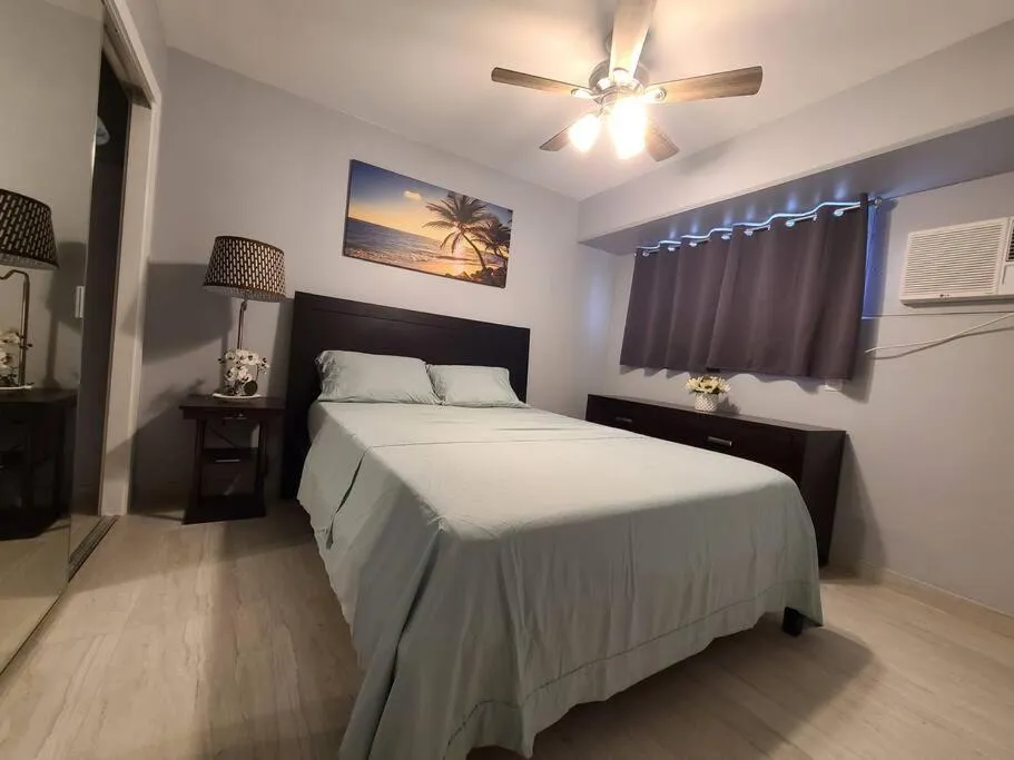 Bed in Lovely Condo 2 Bedrooms, 2 bathrooms, free 1 Parking at Waikiki Beach