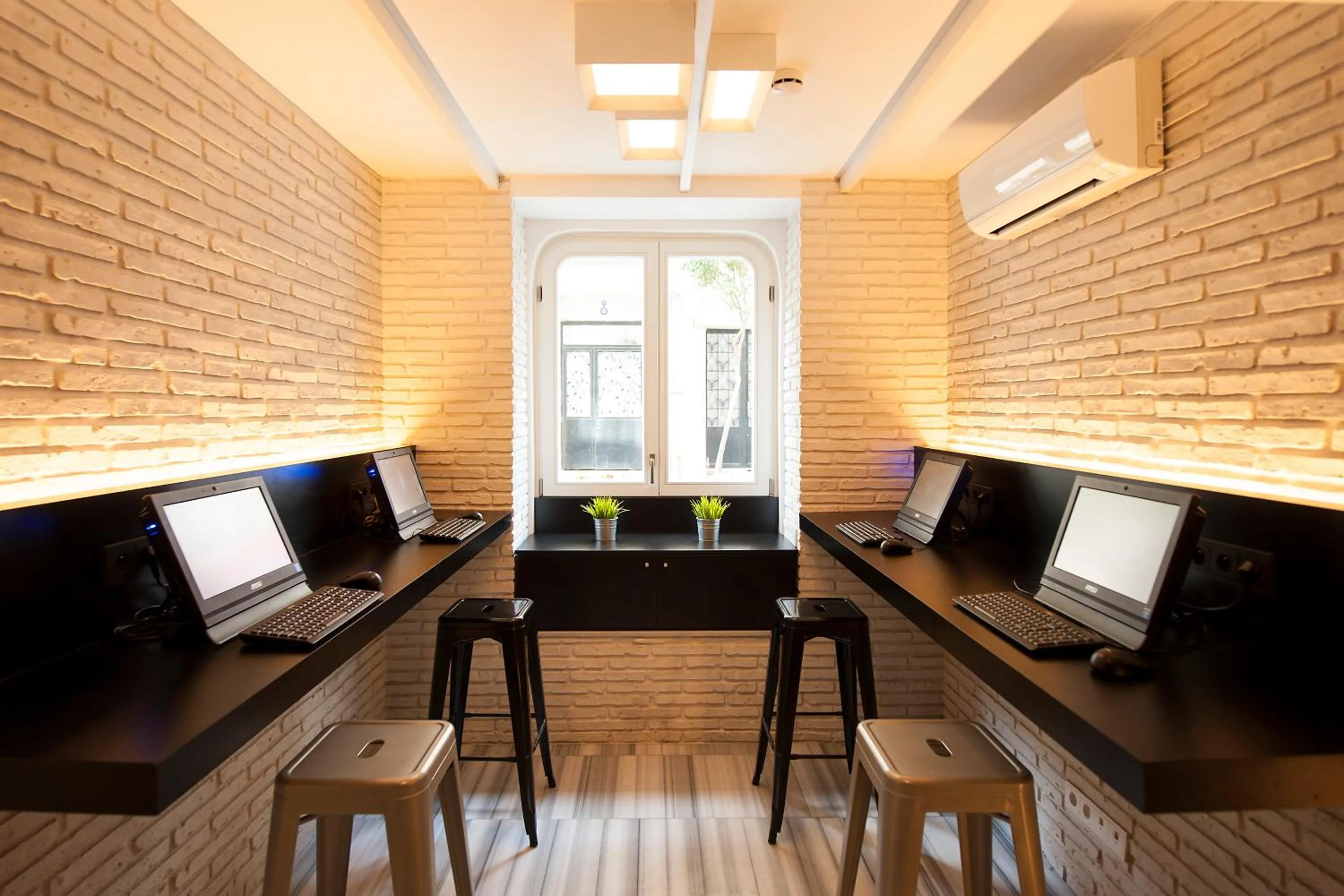 Communal lounge/ TV room in The Central House Istanbul Taksim