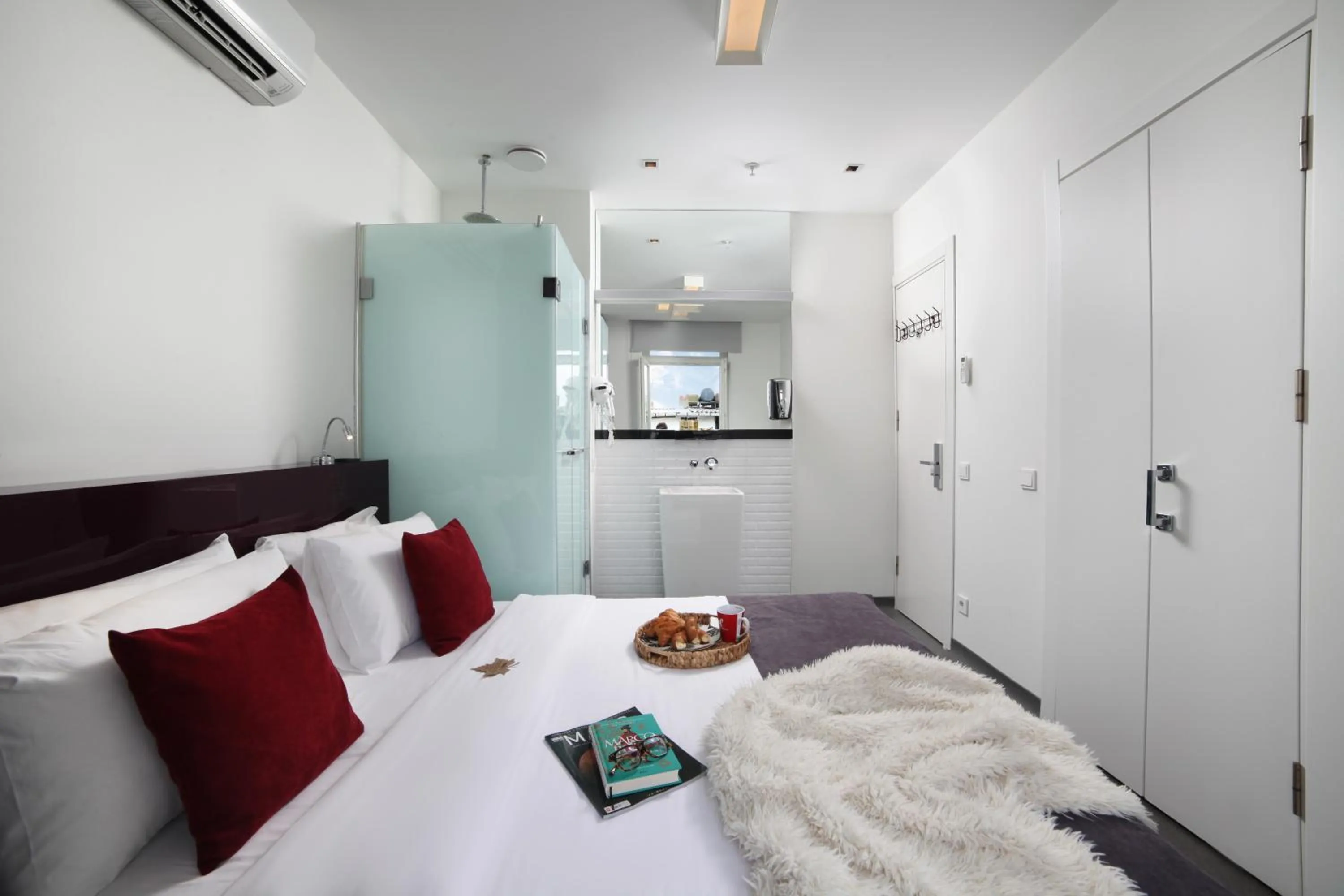 Photo of the whole room, Bed in The Central House Istanbul Taksim