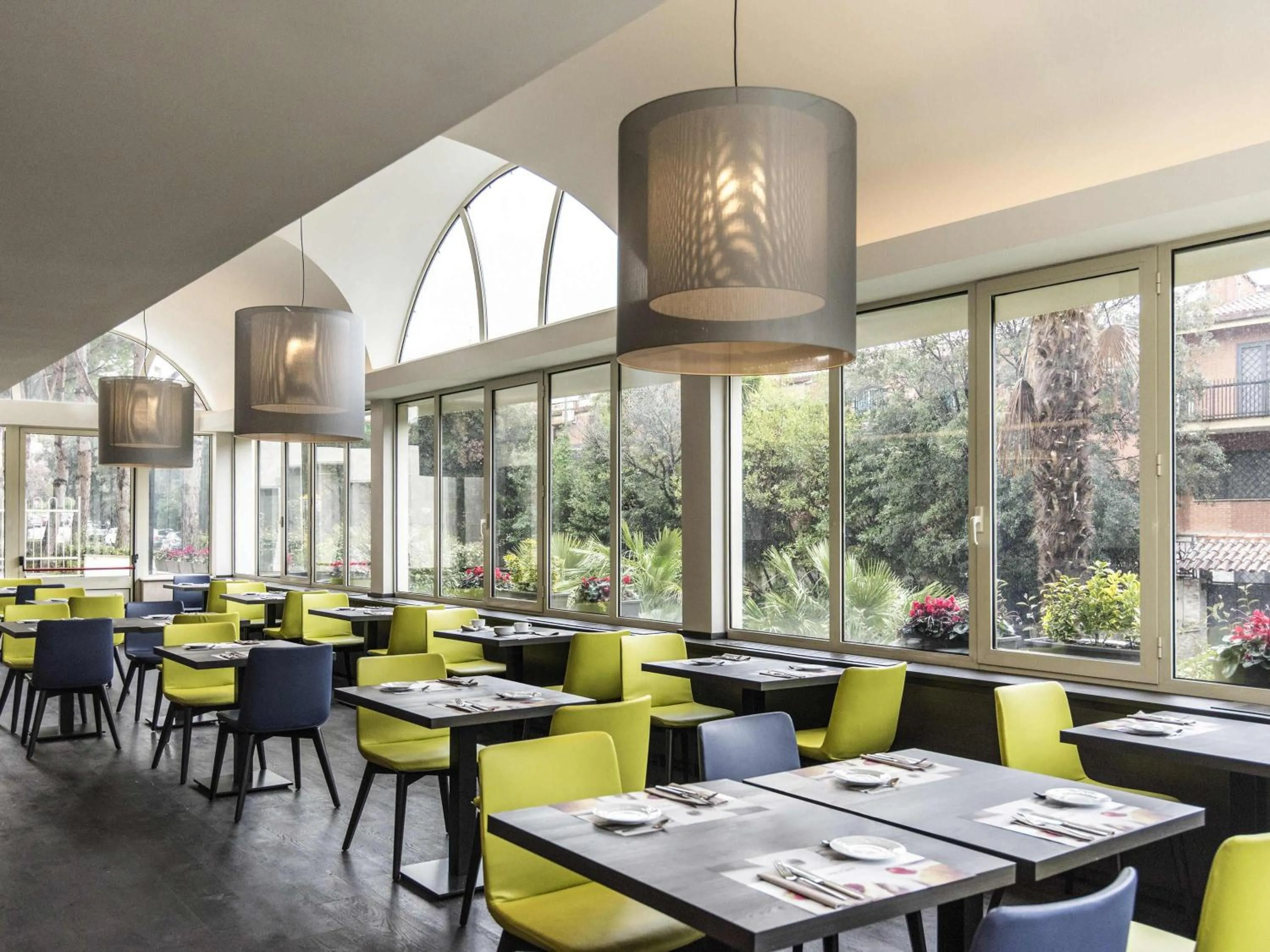 Restaurant/places to eat in Mercure Roma West