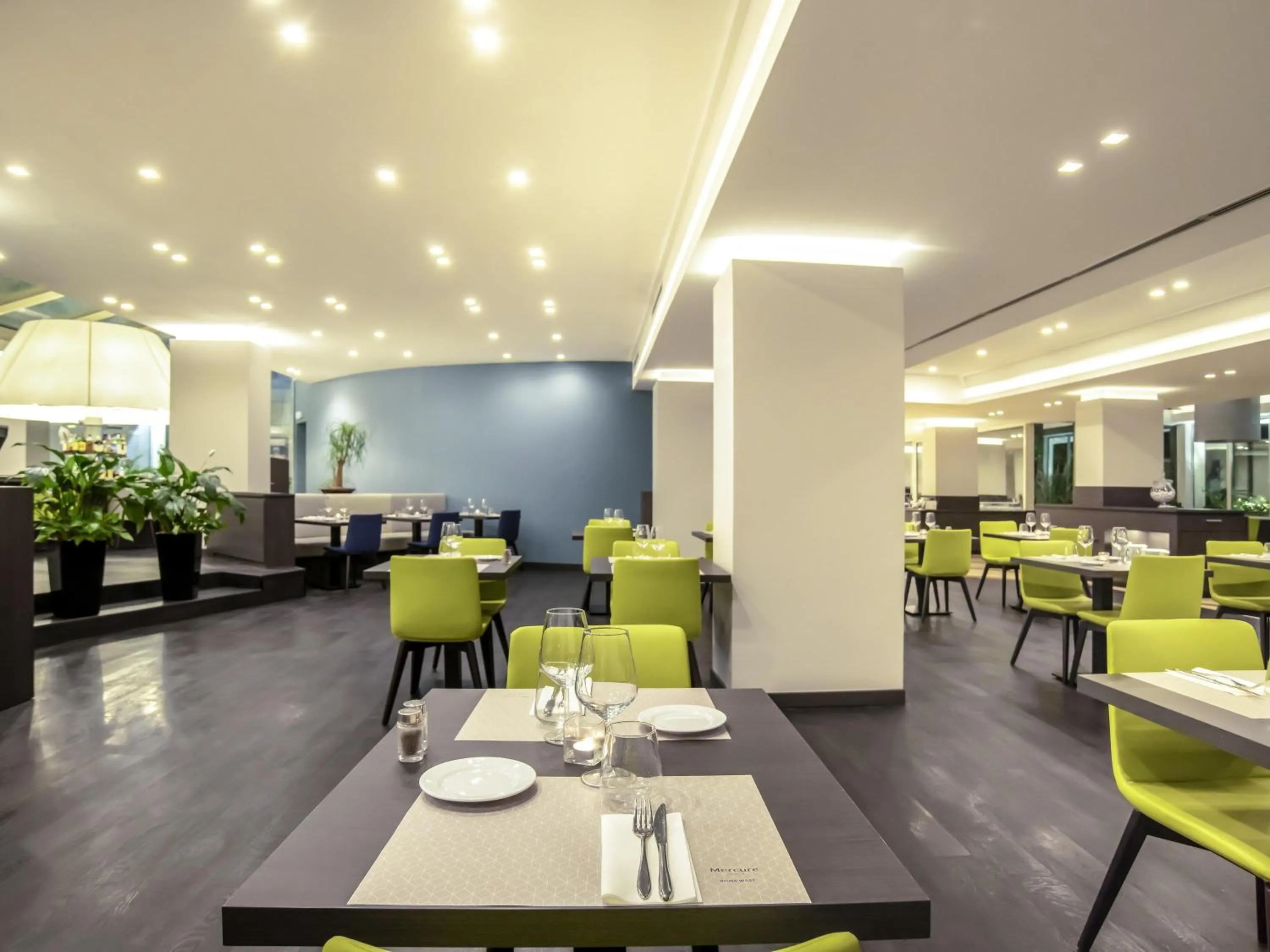 Restaurant/places to eat in Mercure Roma West
