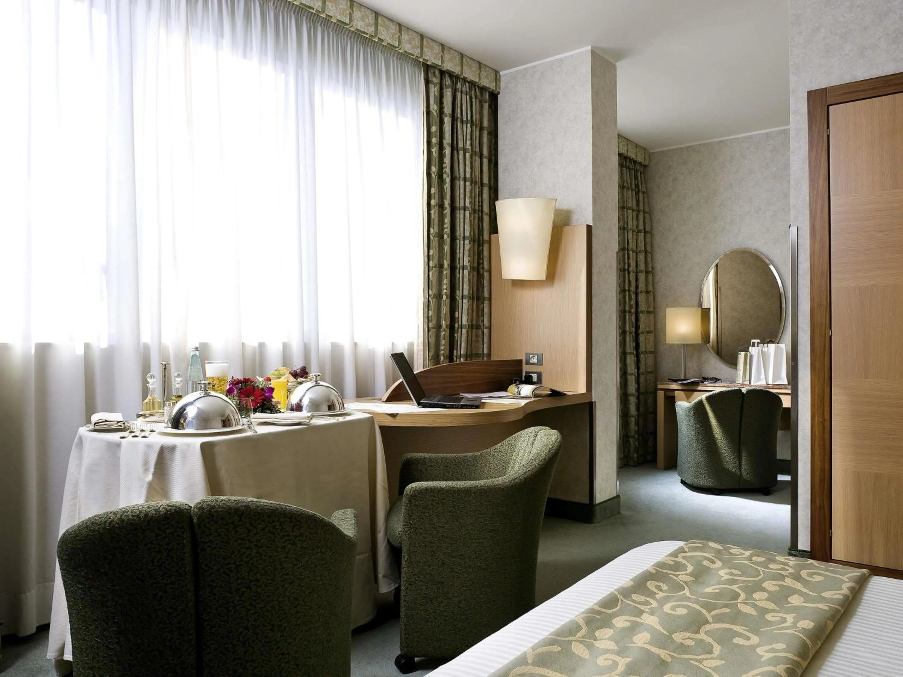 Bedroom in Mercure Roma West