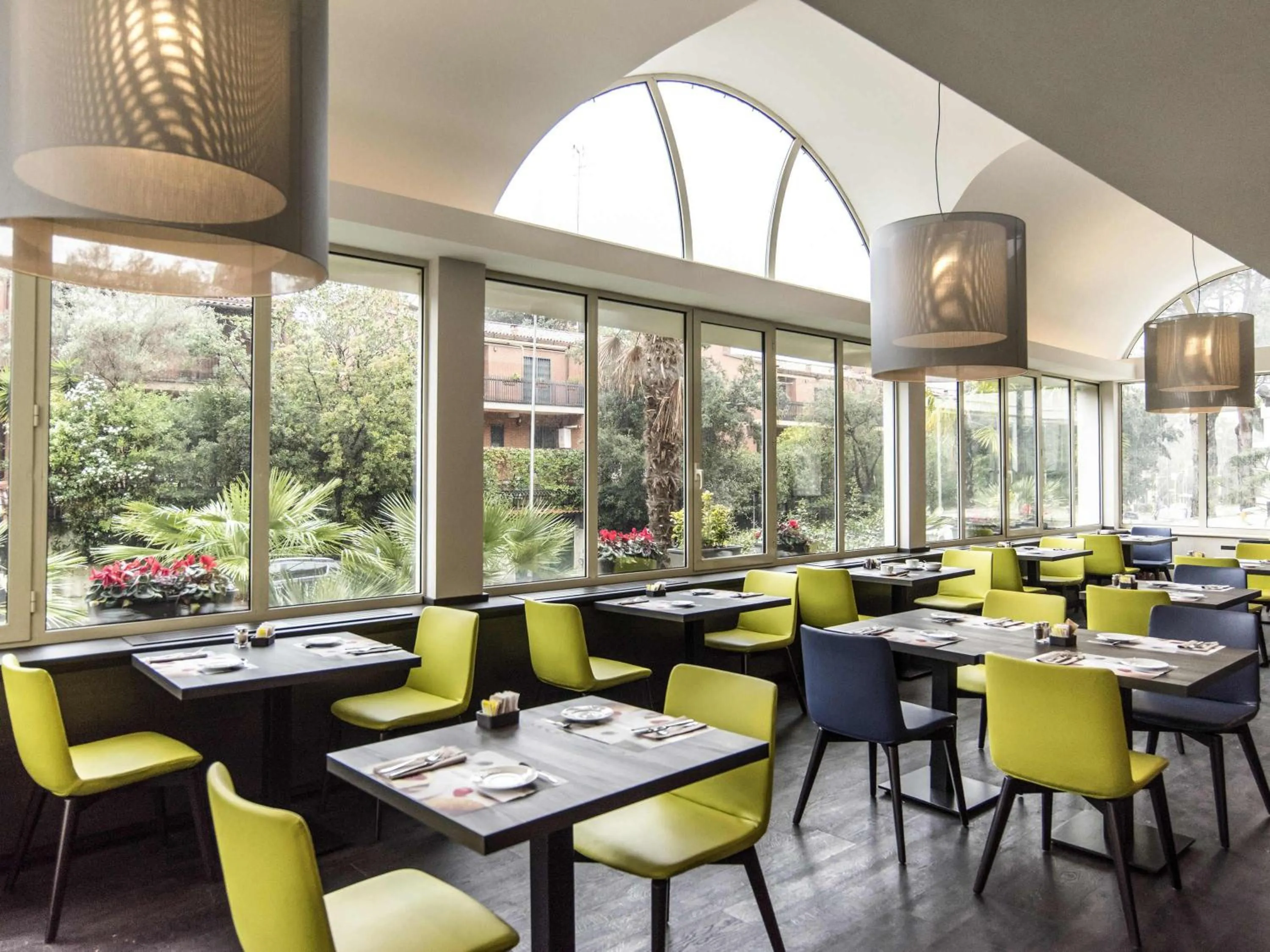 Restaurant/places to eat in Mercure Roma West