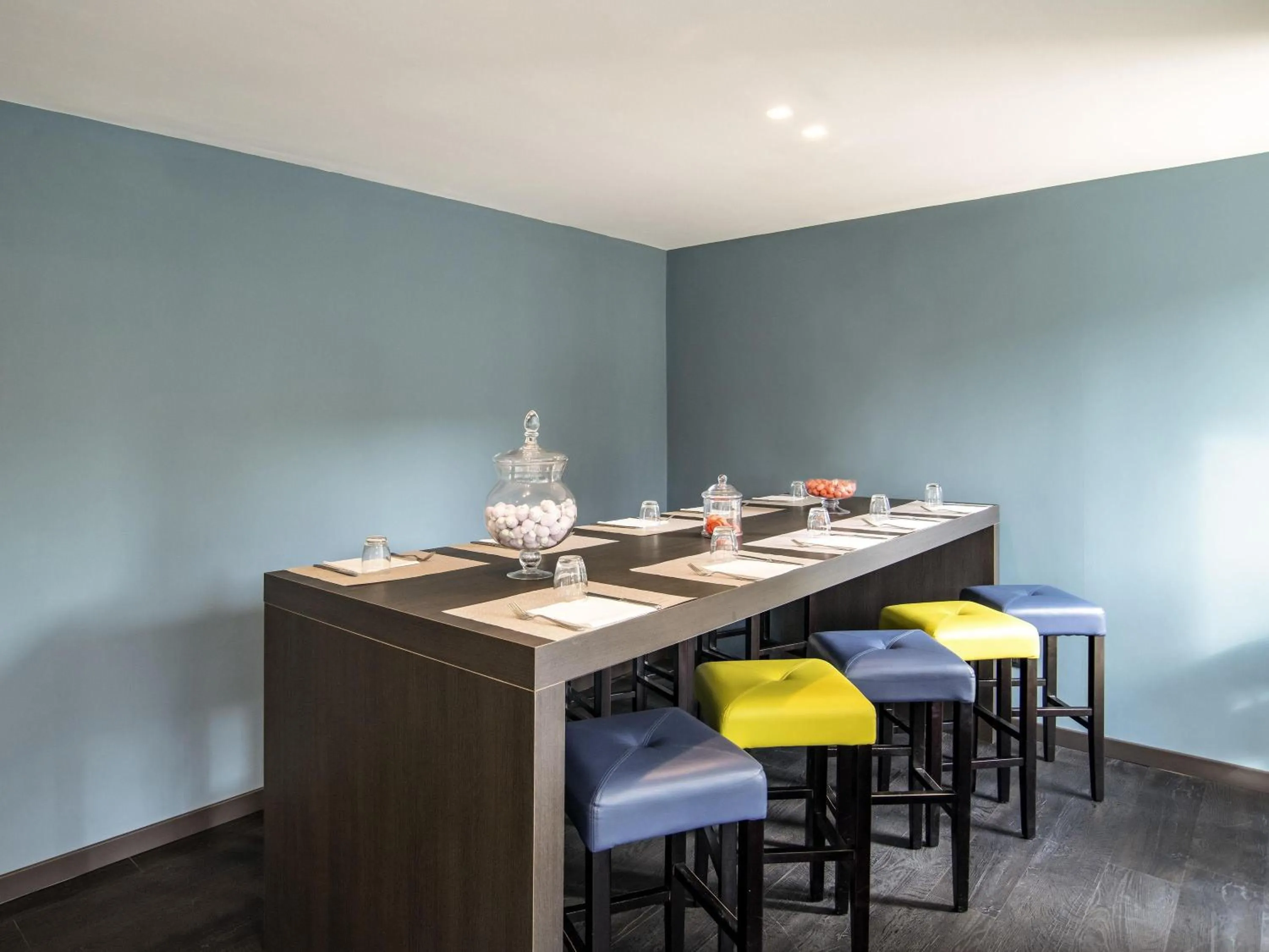 Restaurant/places to eat in Mercure Roma West