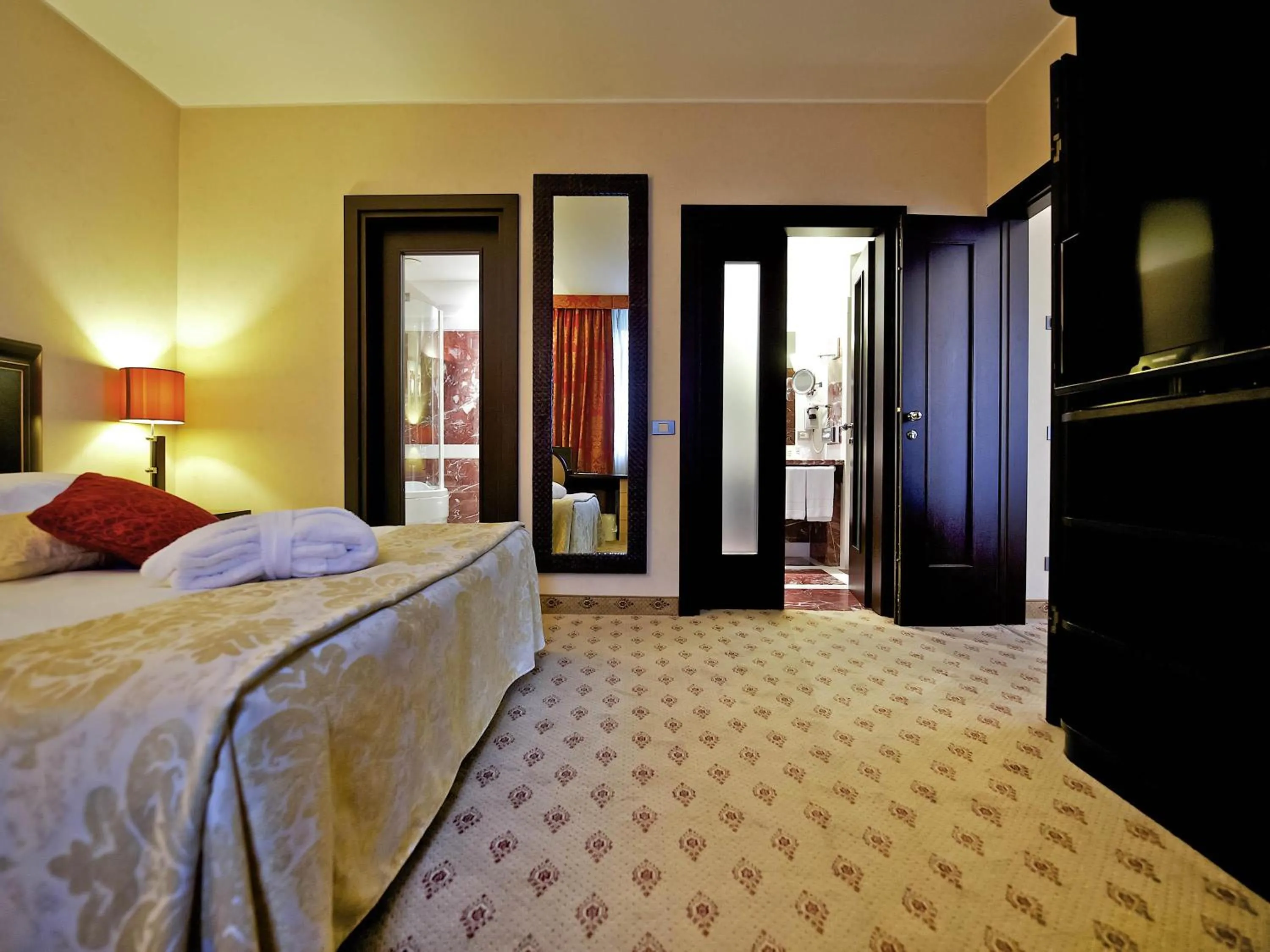 Bedroom, Bed in Mercure Roma West