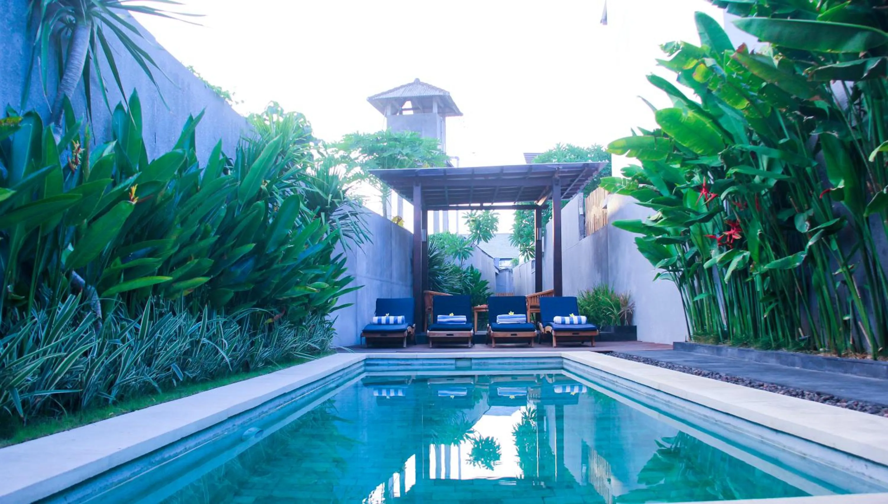 Swimming pool in Delu Villas & Suite