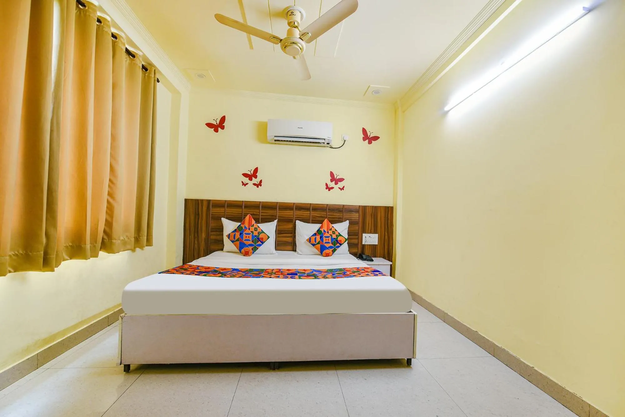 Bed in FabHotel Ishtara Auberge - Nr Yashobhoomi Convention Centre