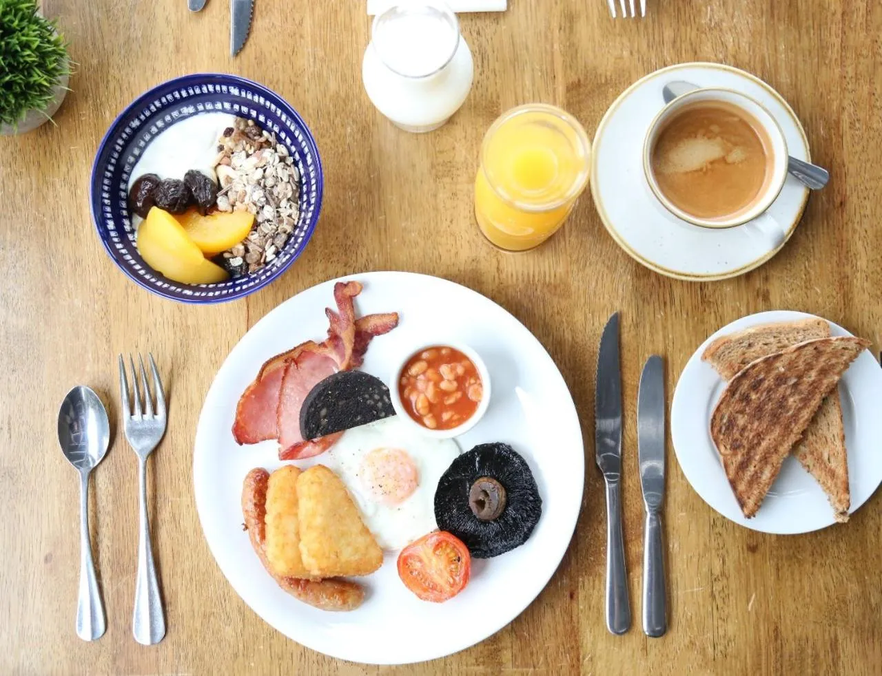 Breakfast in The Charlton Arms