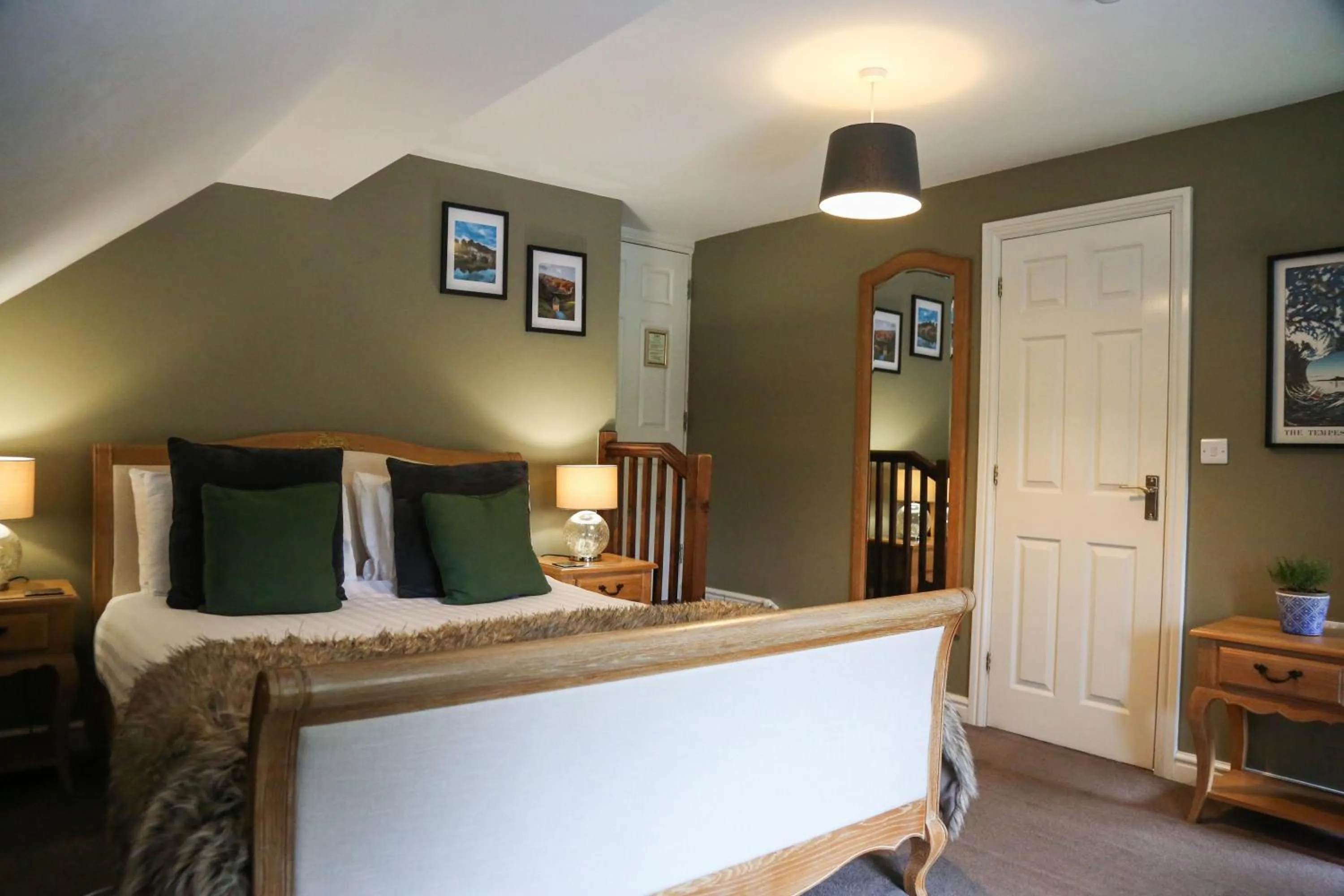 View (from property/room), Bed in The Charlton Arms