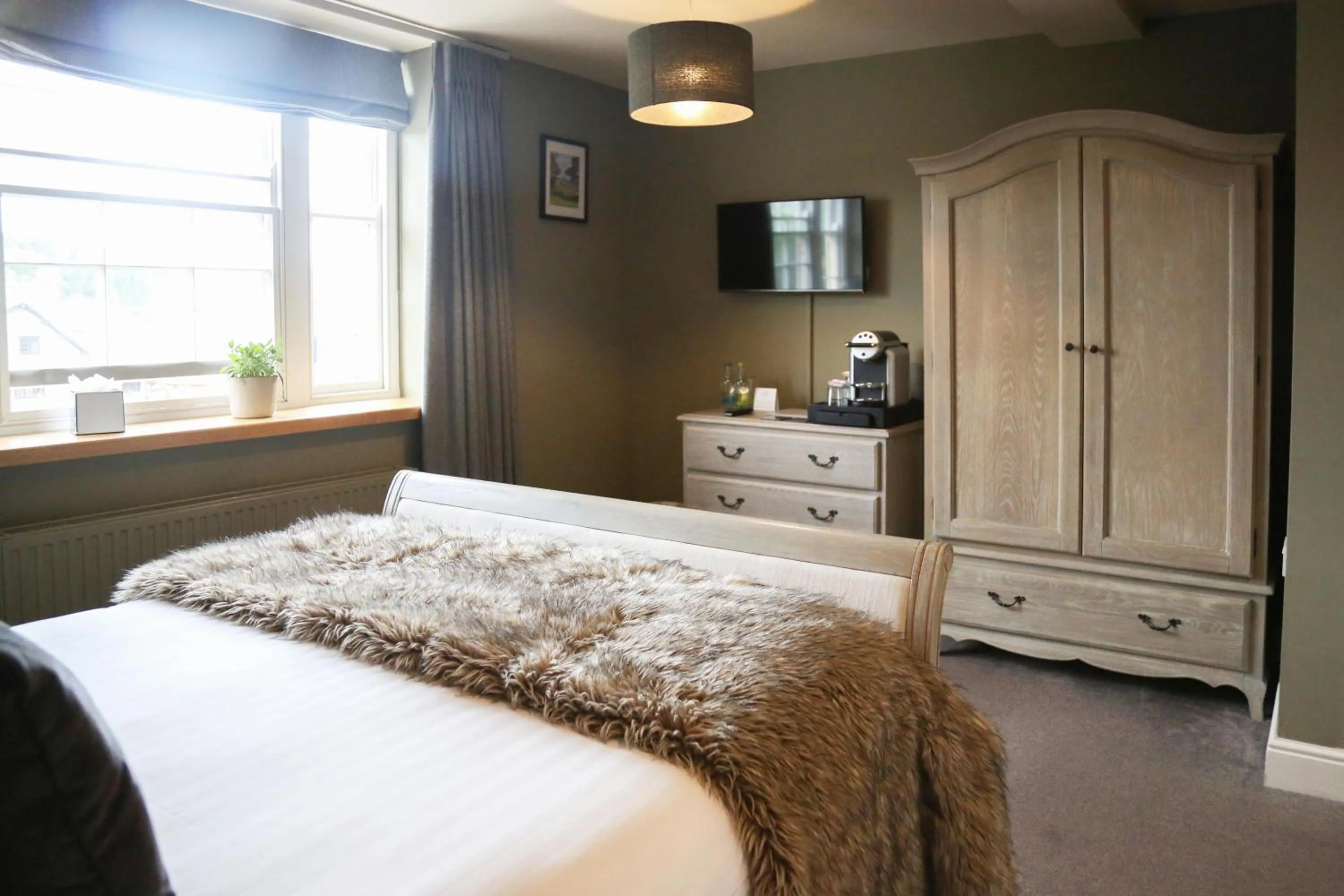 View (from property/room), Bed in The Charlton Arms