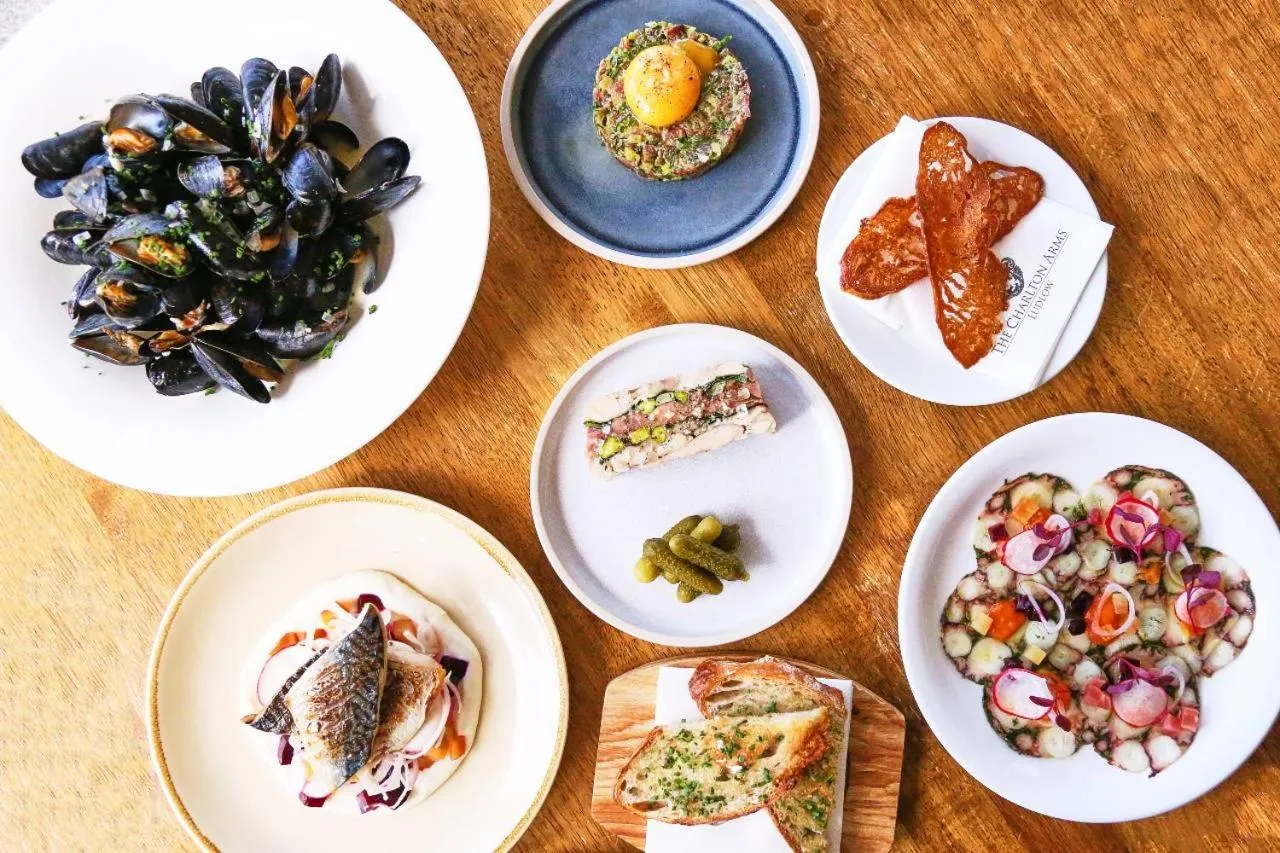 Restaurant/places to eat in The Charlton Arms