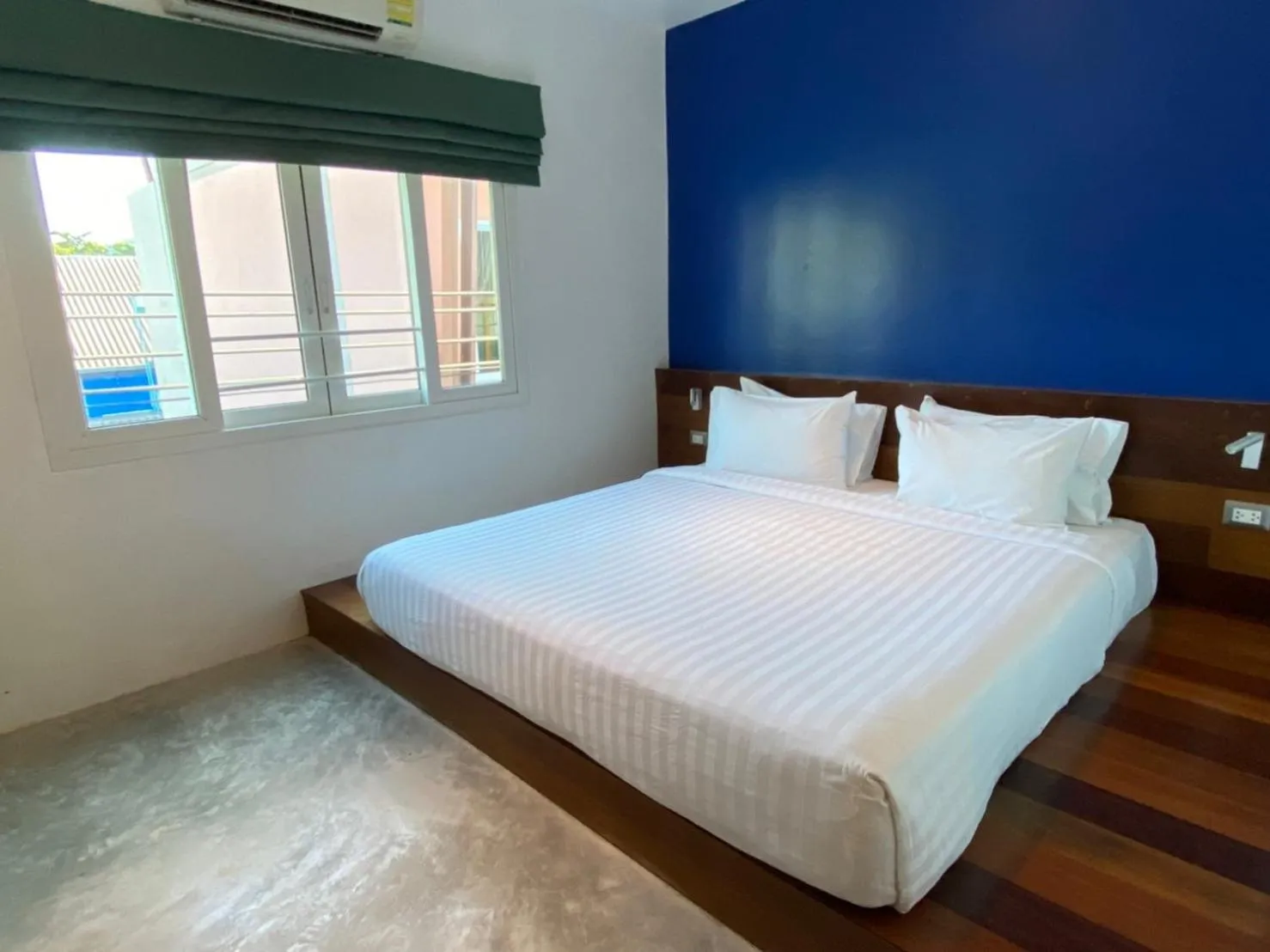 Photo of the whole room, Bed in TATATA Koh Tao